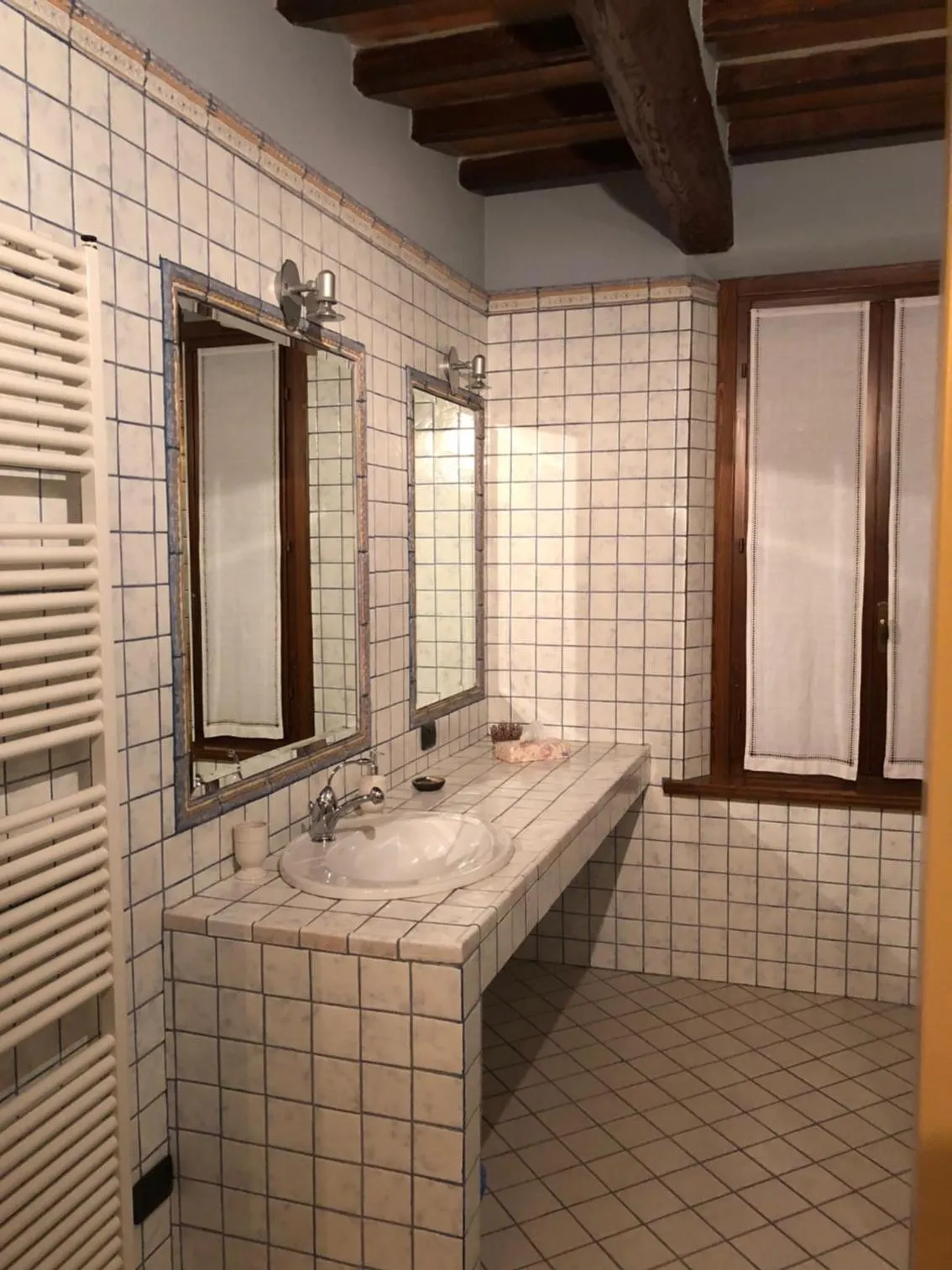 Bathroom in VIA D' ESTE 8