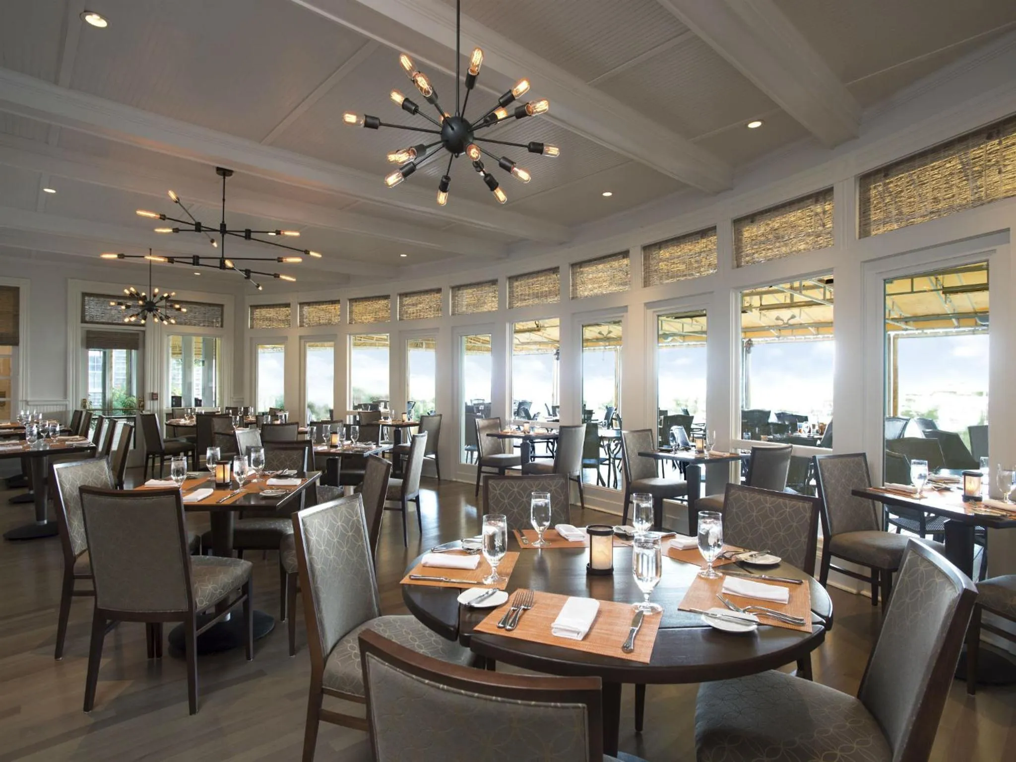 Restaurant/places to eat in White Elephant Hotel