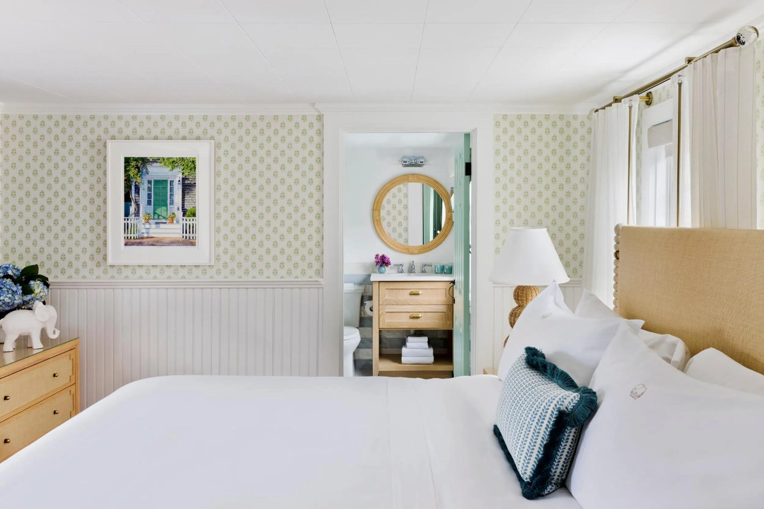 Bedroom, Bed in White Elephant Hotel