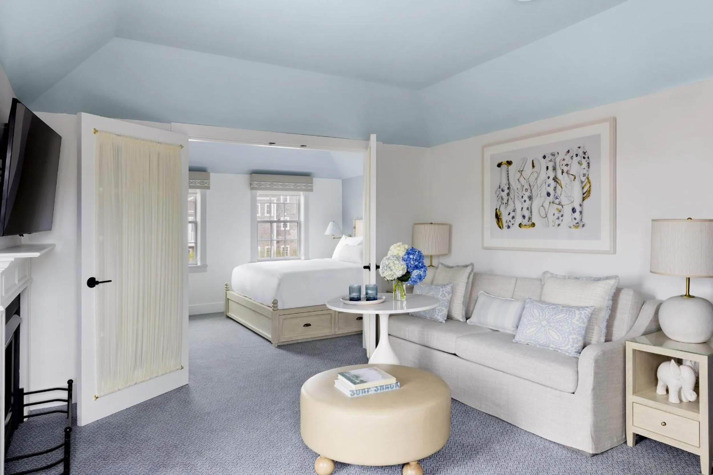 Photo of the whole room, Bed in White Elephant Hotel