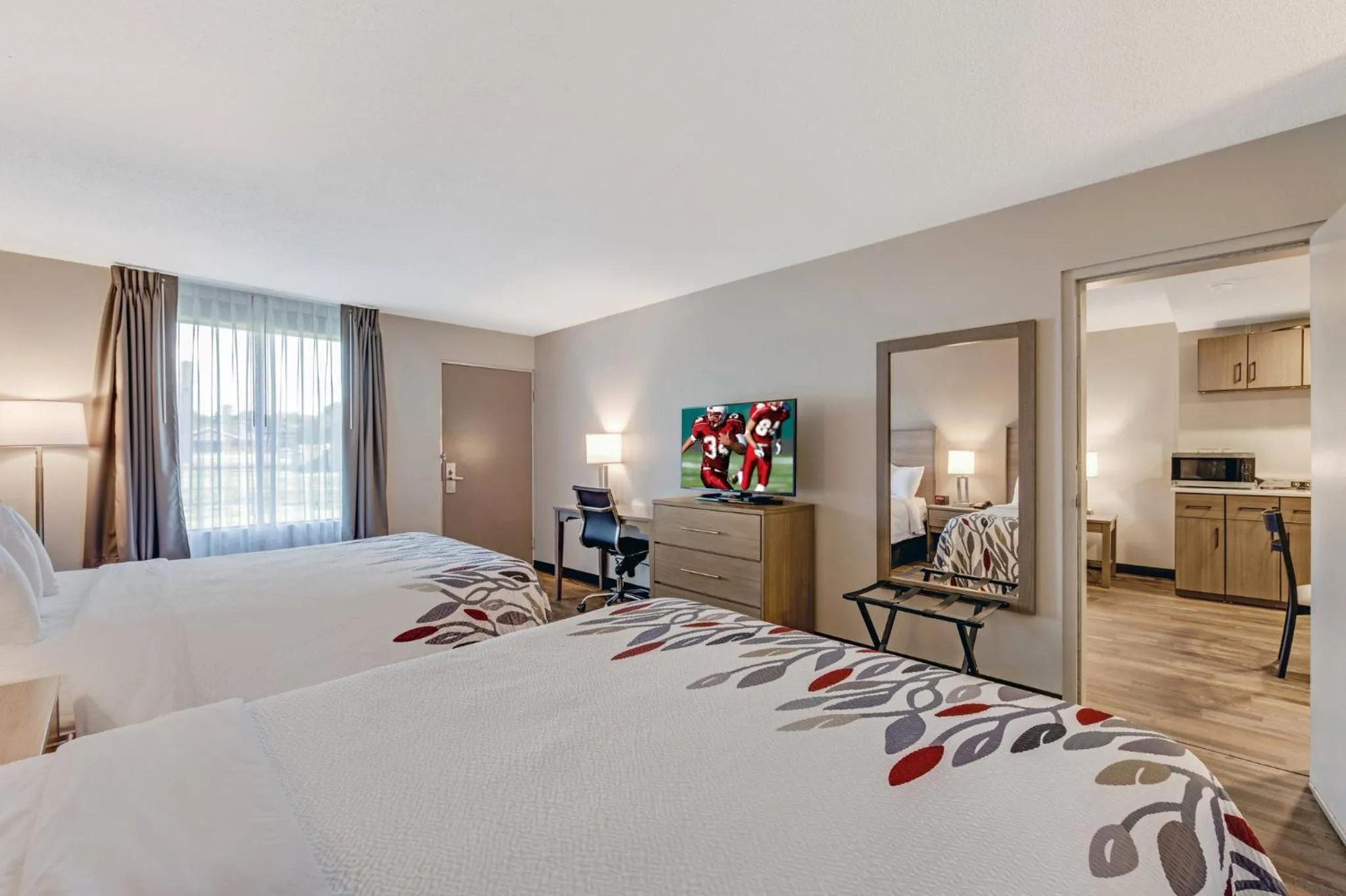 Photo of the whole room, Bed in Red Roof Inn & Suites Wilkesboro