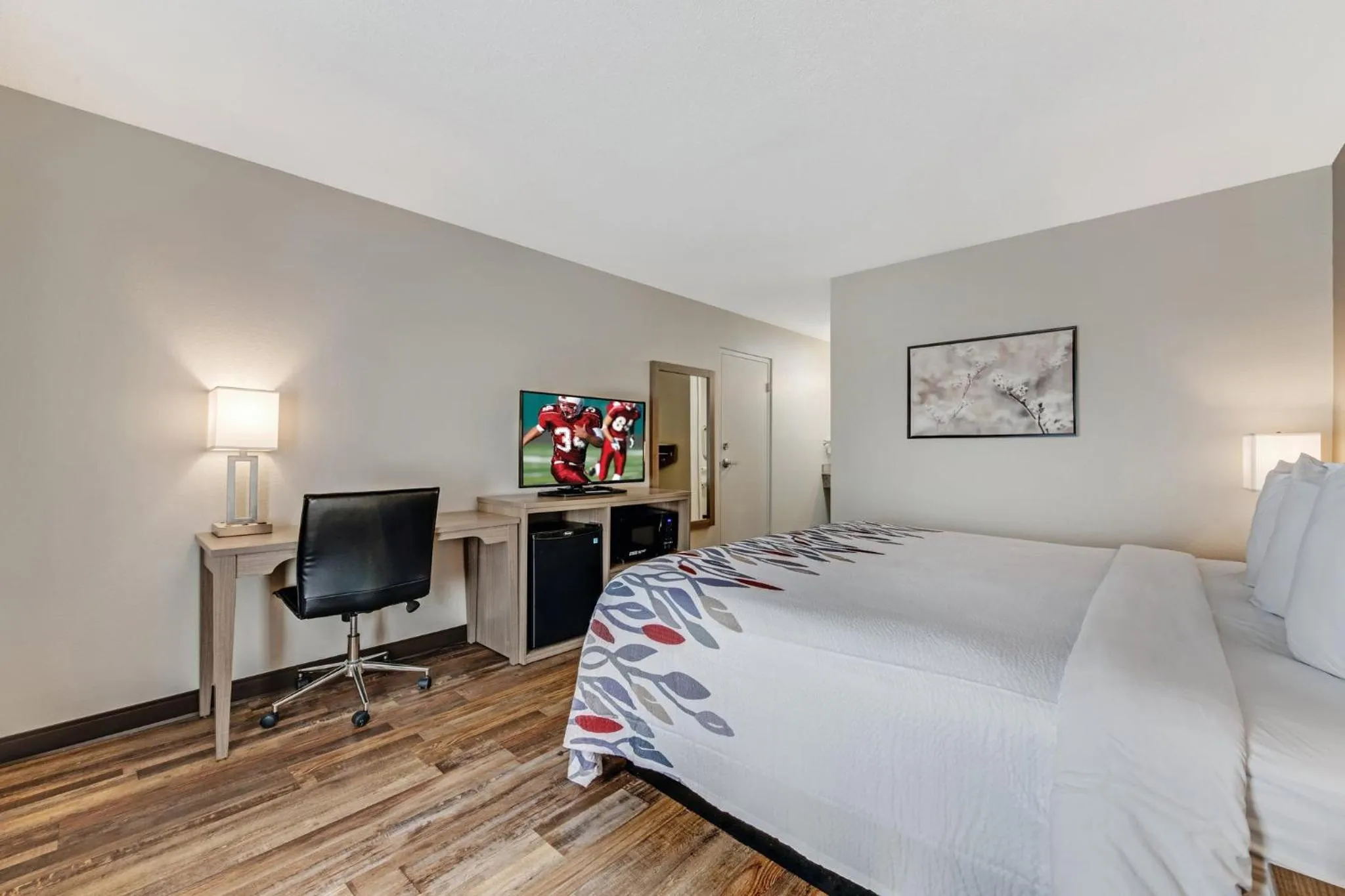 Photo of the whole room, Bed in Red Roof Inn & Suites Wilkesboro