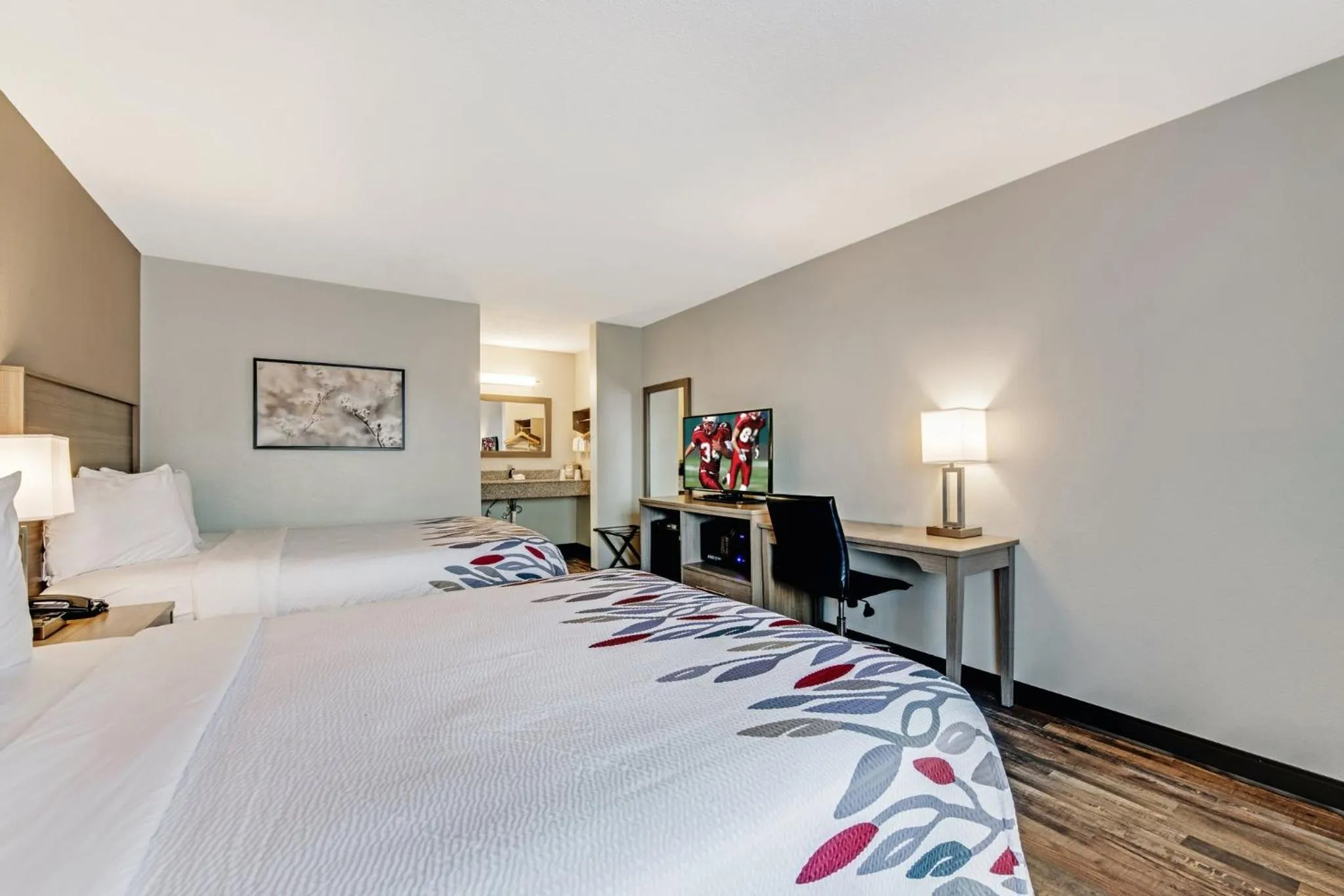 Photo of the whole room, Bed in Red Roof Inn & Suites Wilkesboro