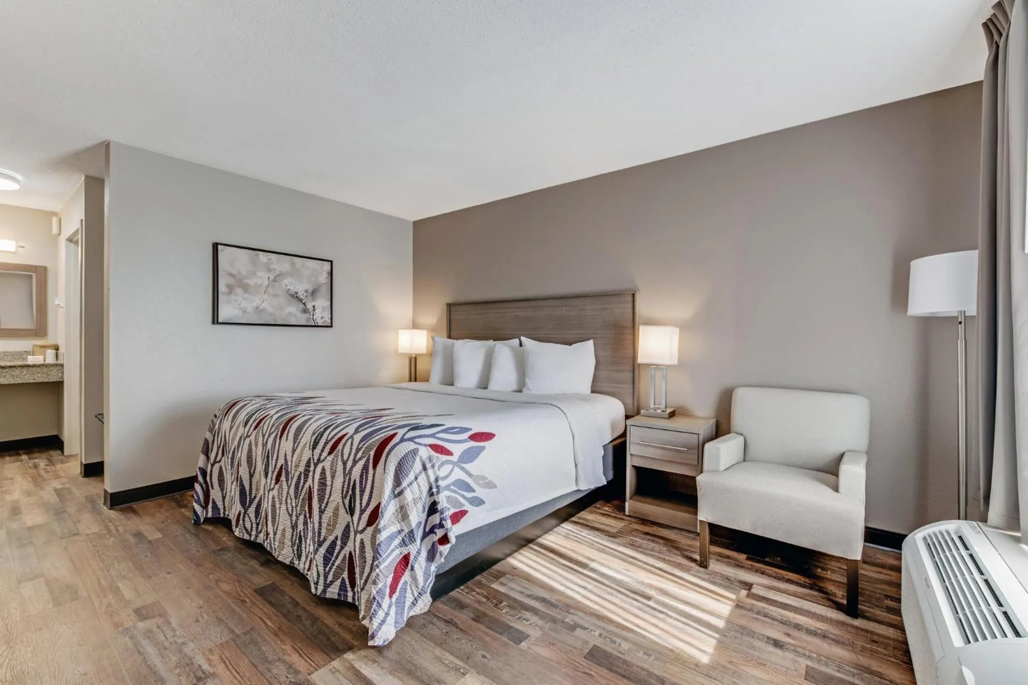 Photo of the whole room, Bed in Red Roof Inn & Suites Wilkesboro
