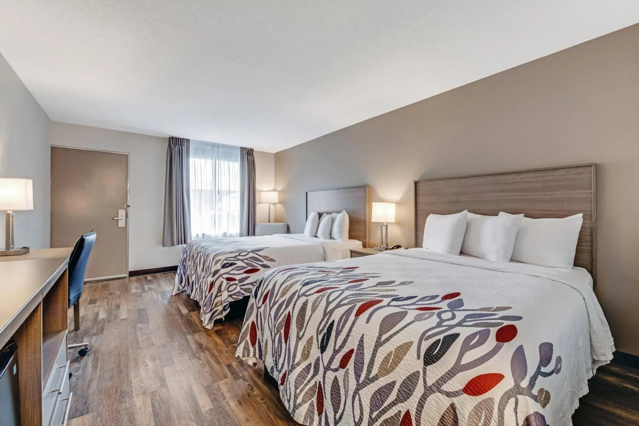Photo of the whole room, Bed in Red Roof Inn & Suites Wilkesboro