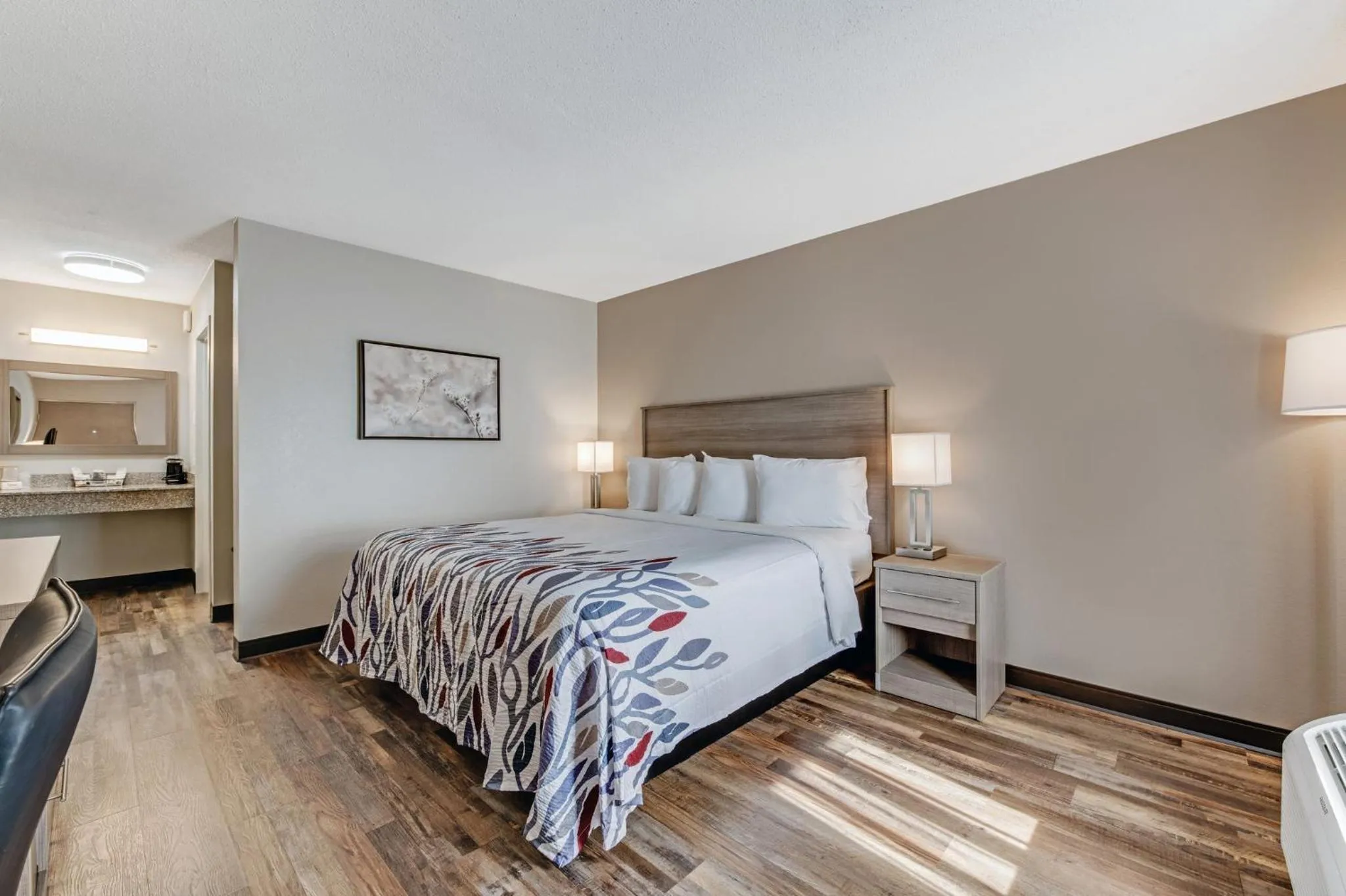 Photo of the whole room, Bed in Red Roof Inn & Suites Wilkesboro