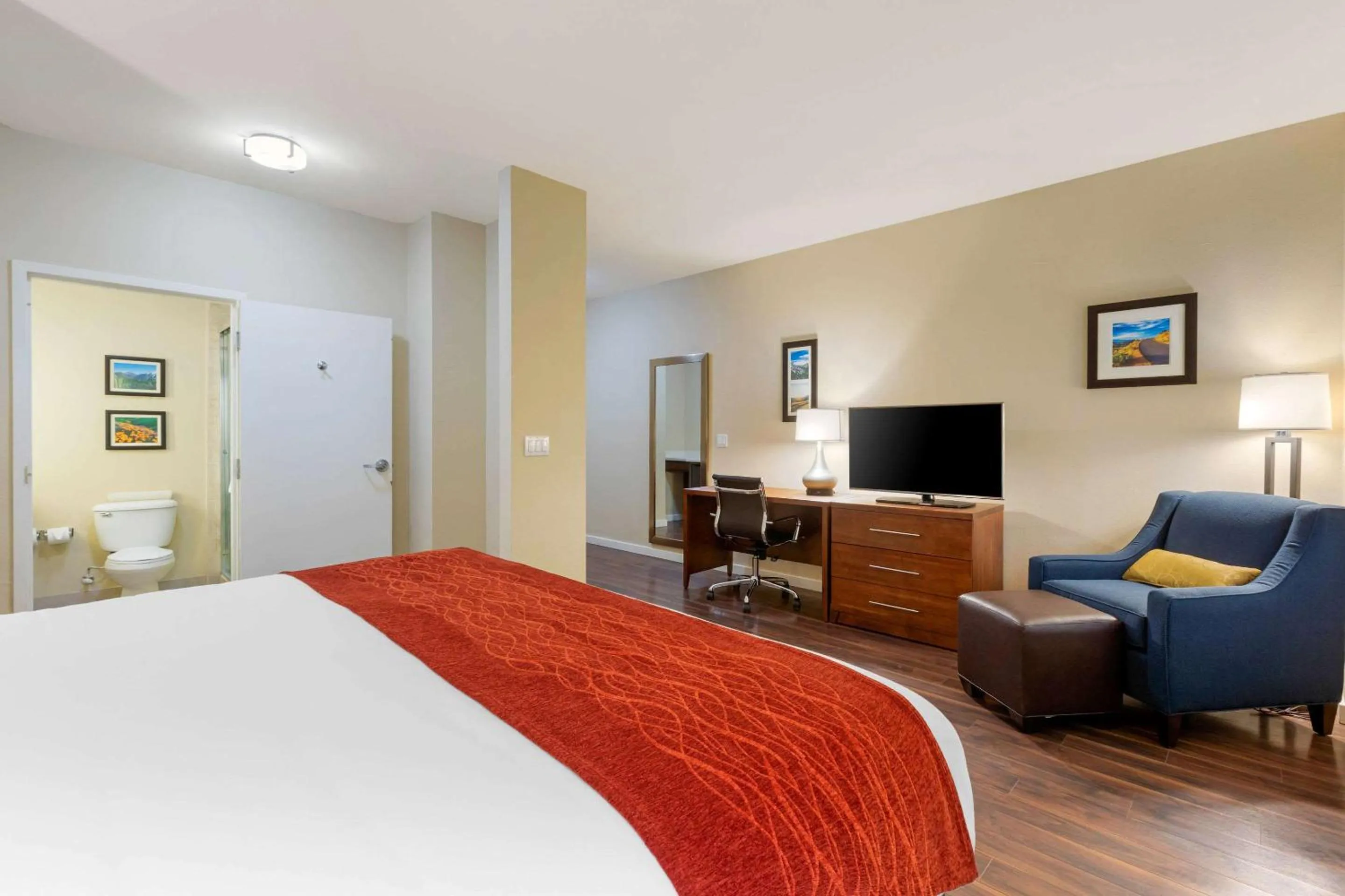 Photo of the whole room, Bed in Comfort Inn & Suites Near Ontario Airport