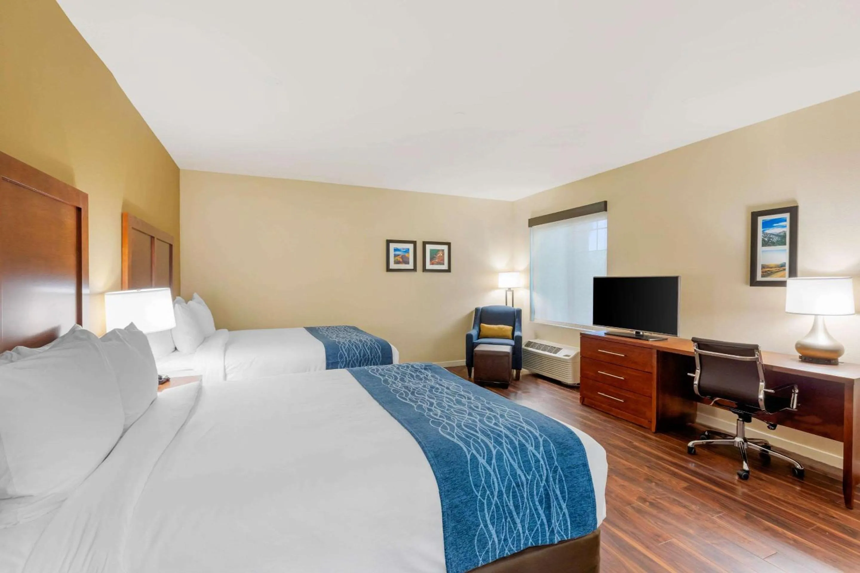 Photo of the whole room, Bed in Comfort Inn & Suites Near Ontario Airport