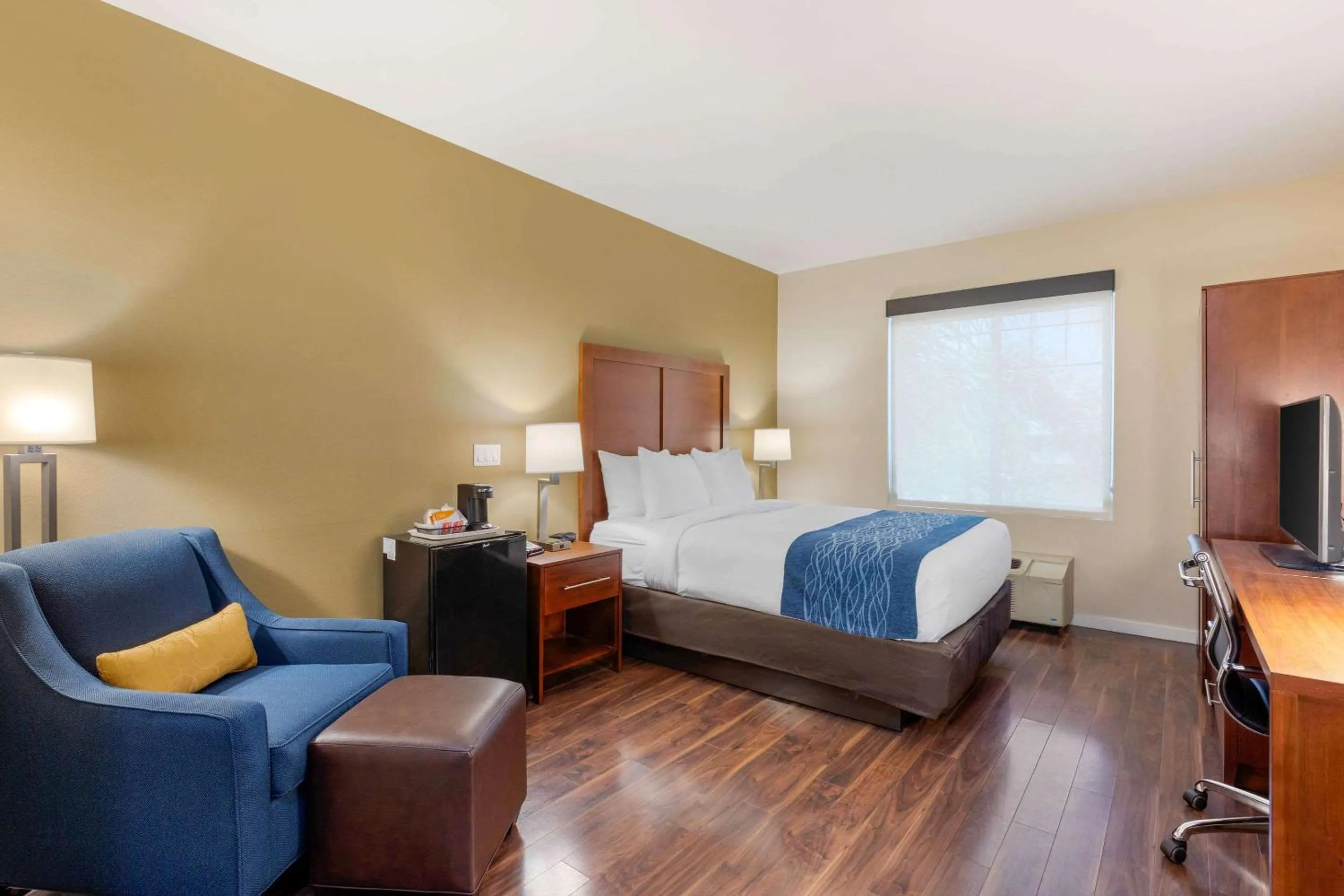 Photo of the whole room, Bed in Comfort Inn & Suites Near Ontario Airport