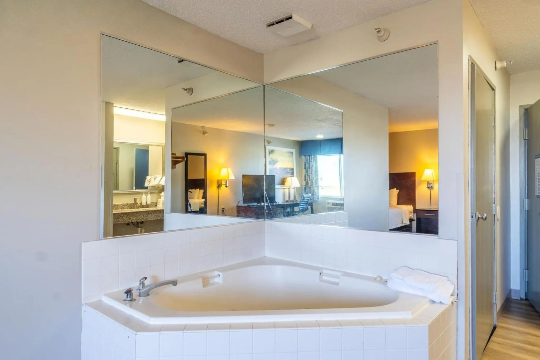 Bed in Days Inn by Wyndham Sioux City