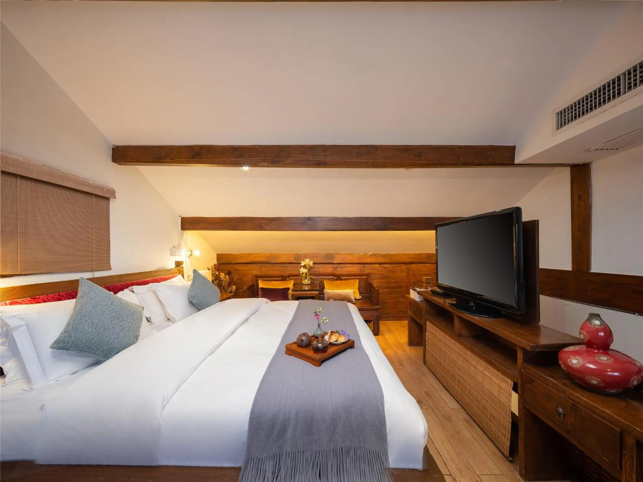 Property building, Bed in Lijiang Merry Inn