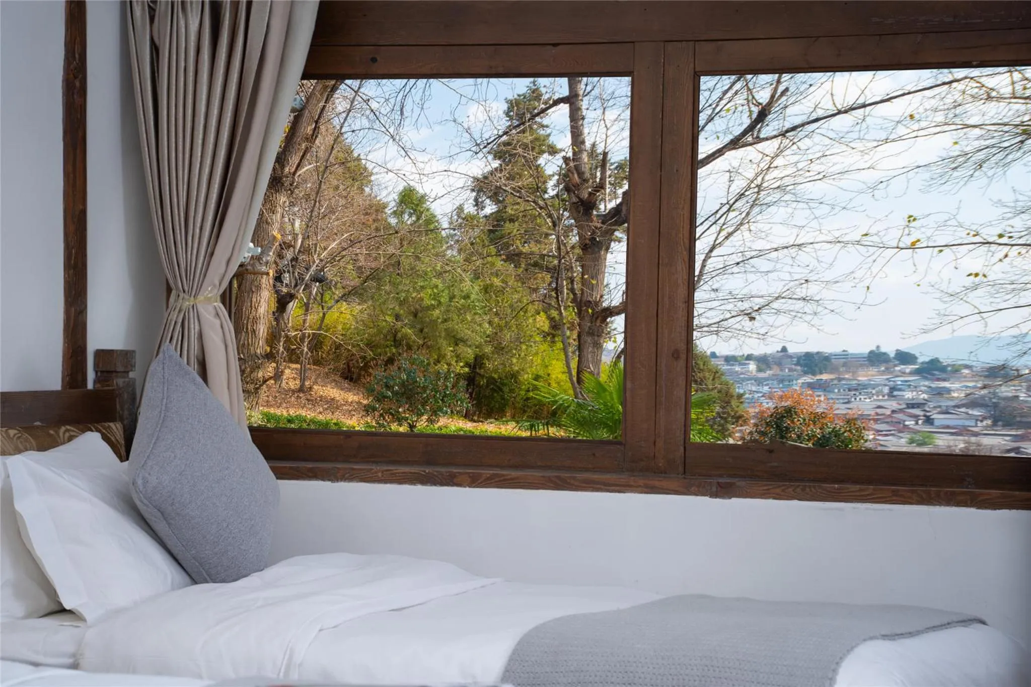 Property building, Bed in Lijiang Merry Inn