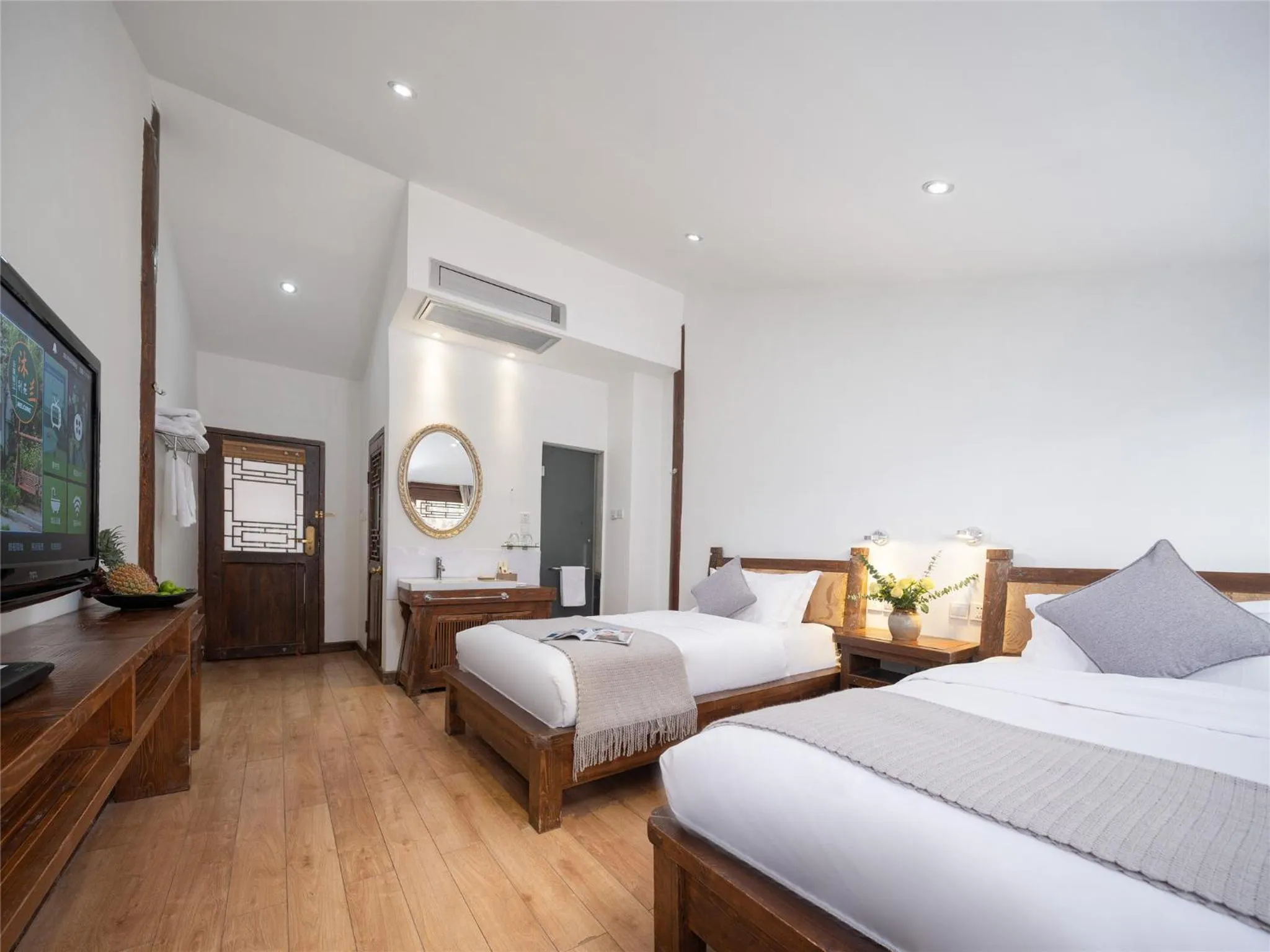 Property building, Bed in Lijiang Merry Inn