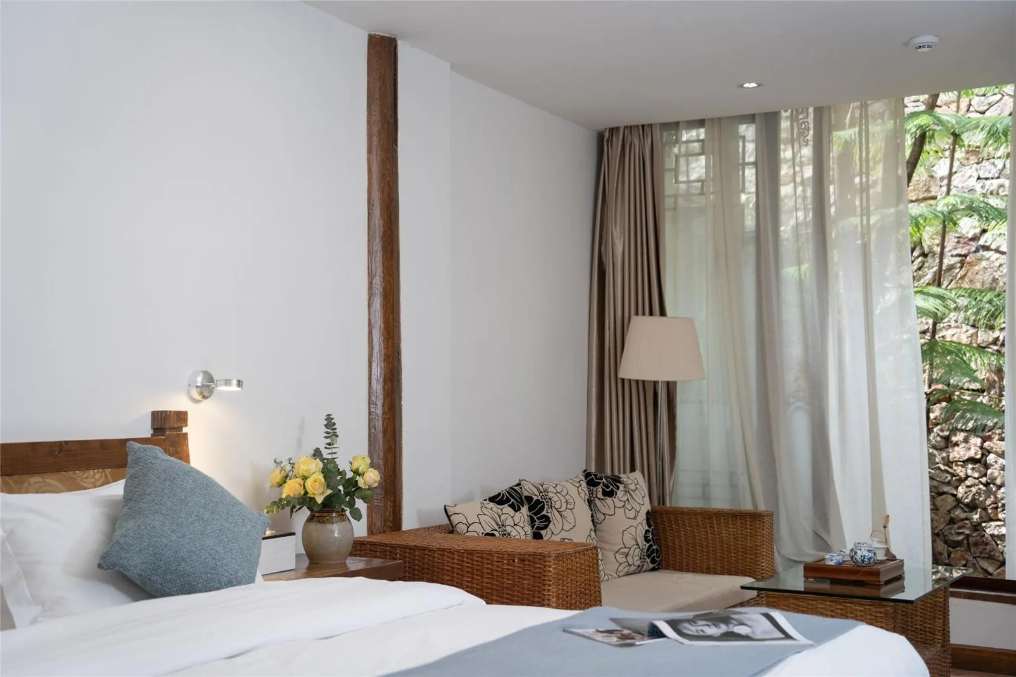 Property building, Bed in Lijiang Merry Inn