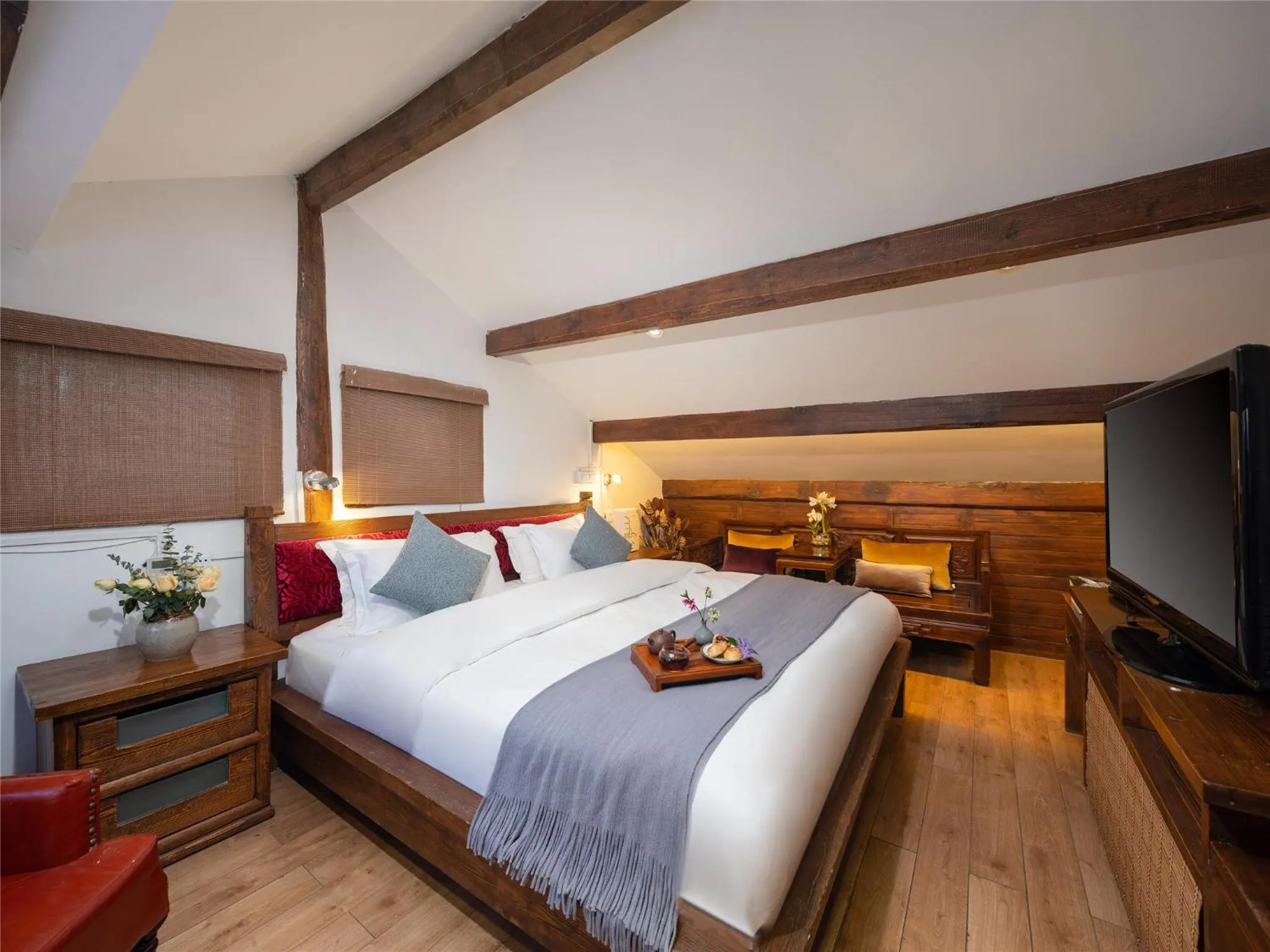 Property building, Bed in Lijiang Merry Inn