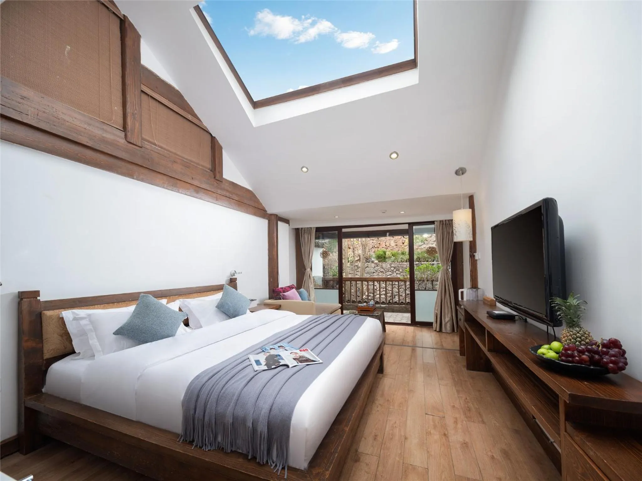 Photo of the whole room, Bed in Lijiang Merry Inn