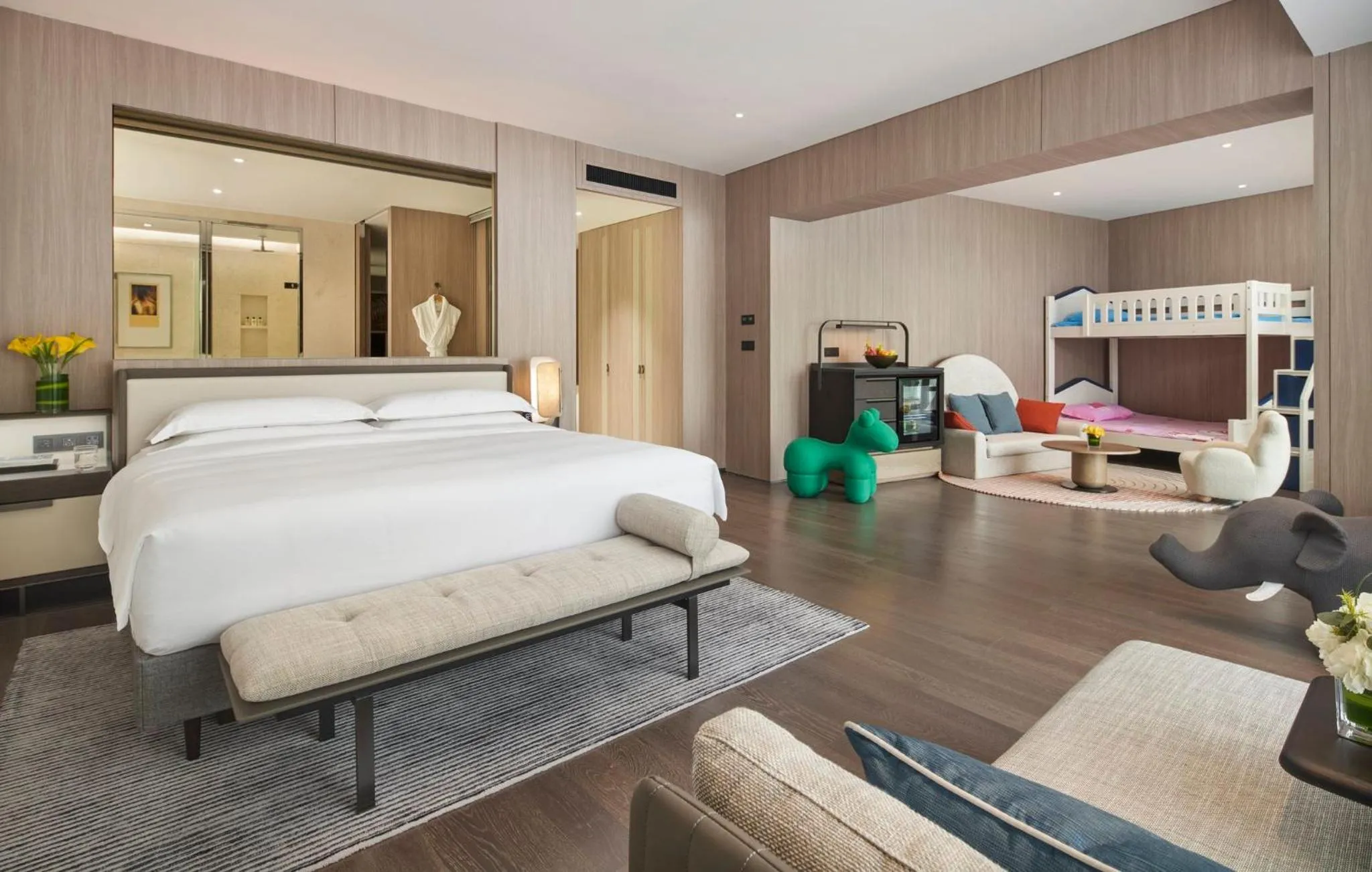 Photo of the whole room, Bed in Intercontinental Shenzhen Dameisha Resort by IHG