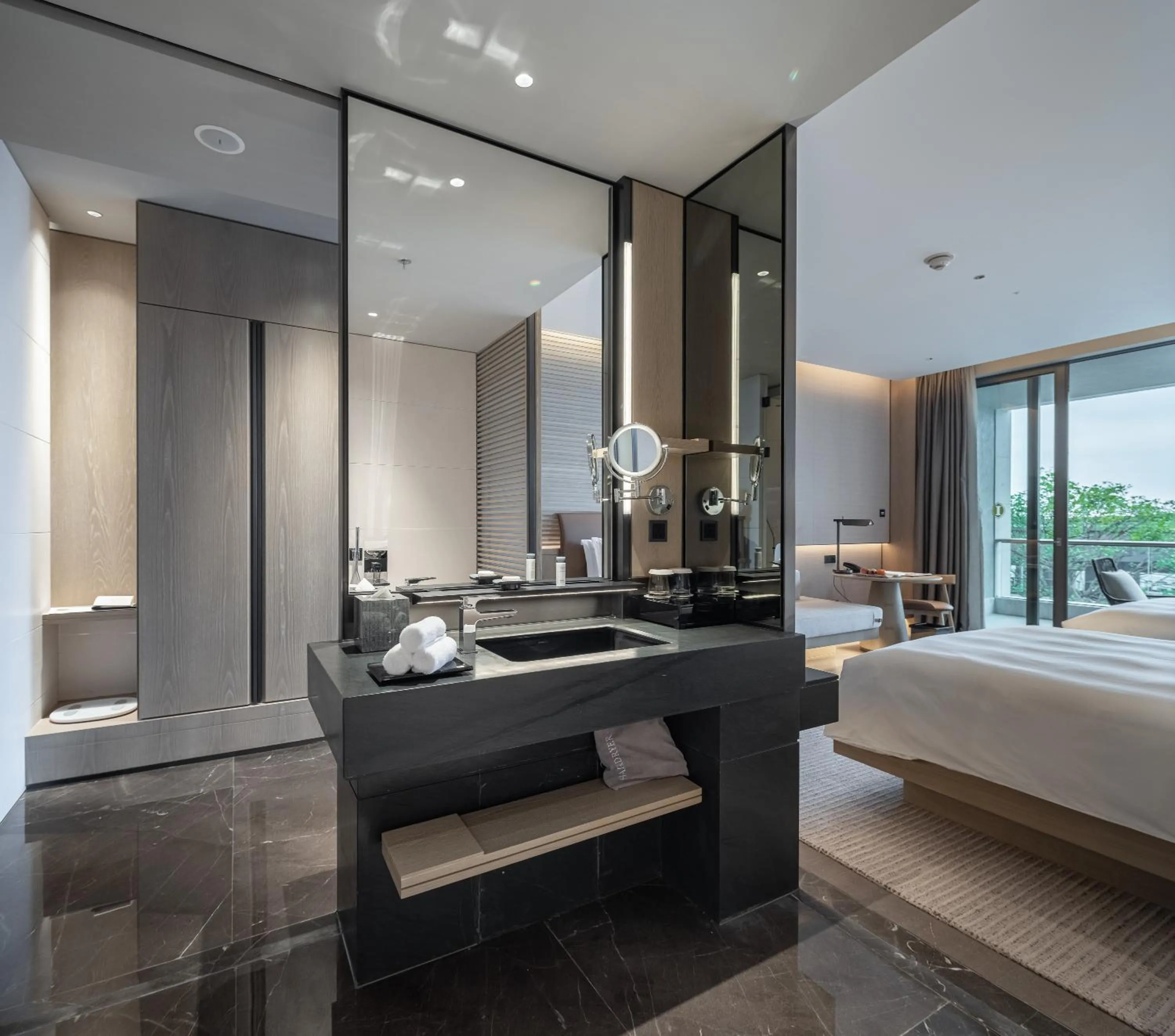 Bed in Intercontinental Shenzhen Dameisha Resort by IHG