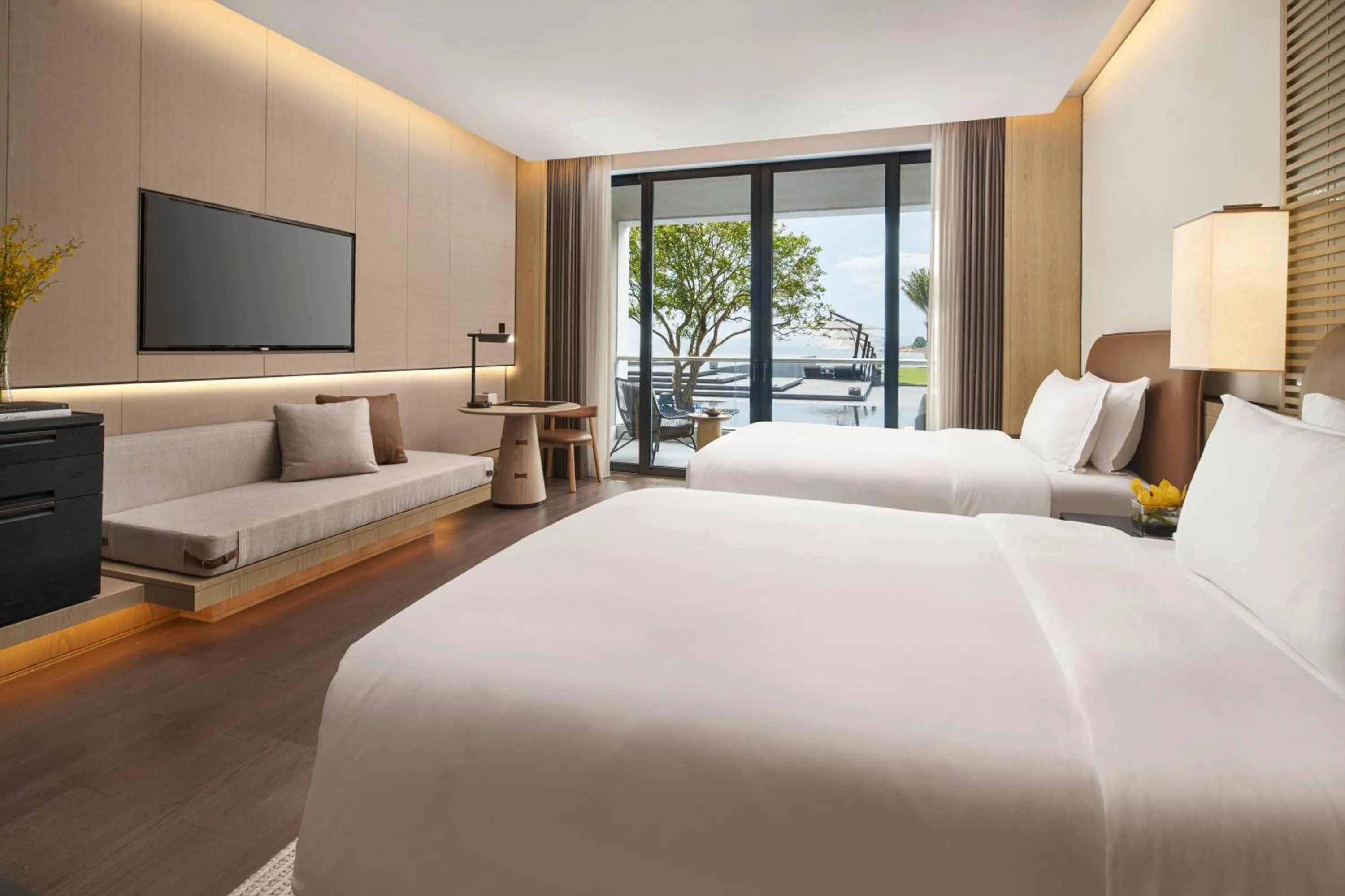 Photo of the whole room, Bed in Intercontinental Shenzhen Dameisha Resort by IHG
