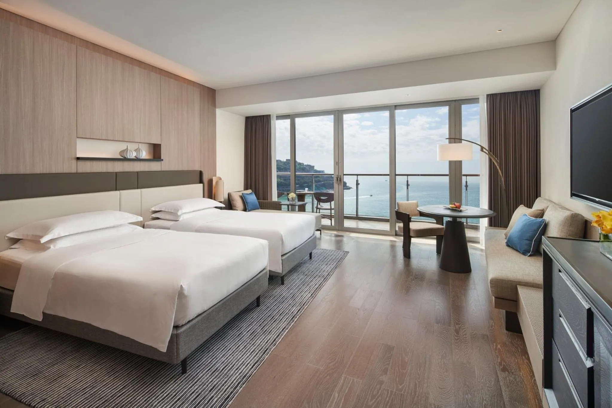 Photo of the whole room, Bed in Intercontinental Shenzhen Dameisha Resort by IHG