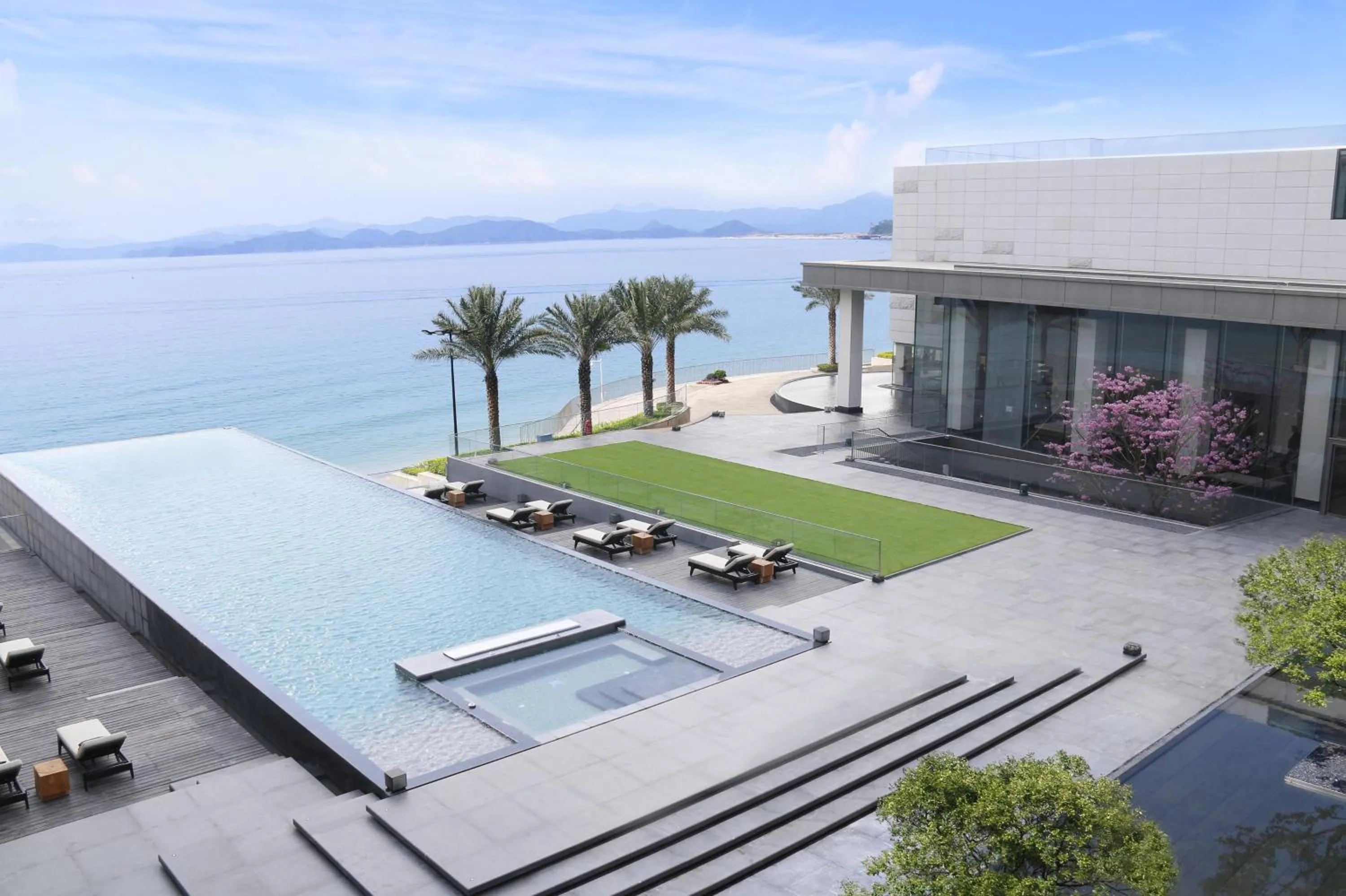 Swimming pool in Intercontinental Shenzhen Dameisha Resort by IHG