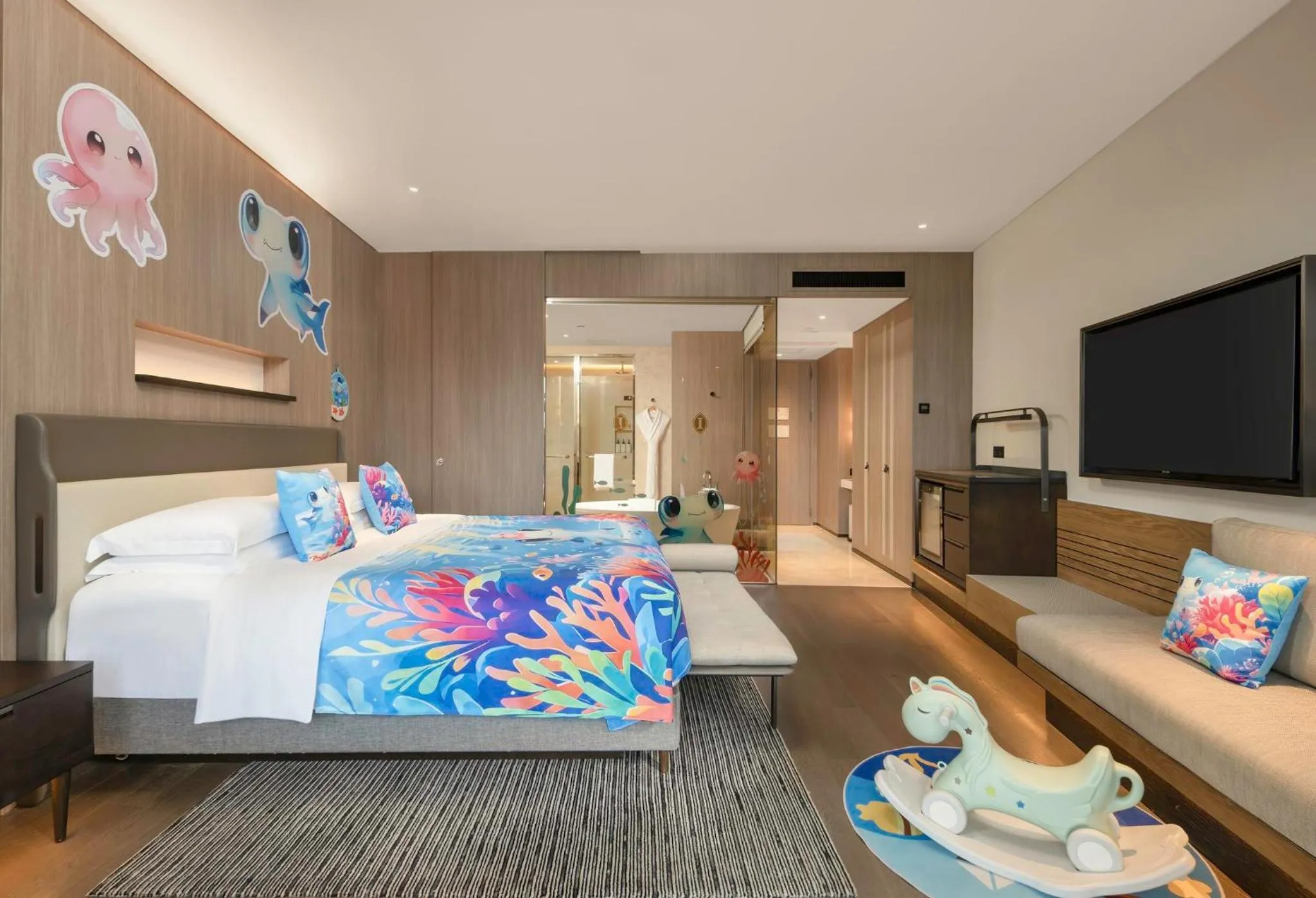 Photo of the whole room, Bed in Intercontinental Shenzhen Dameisha Resort by IHG