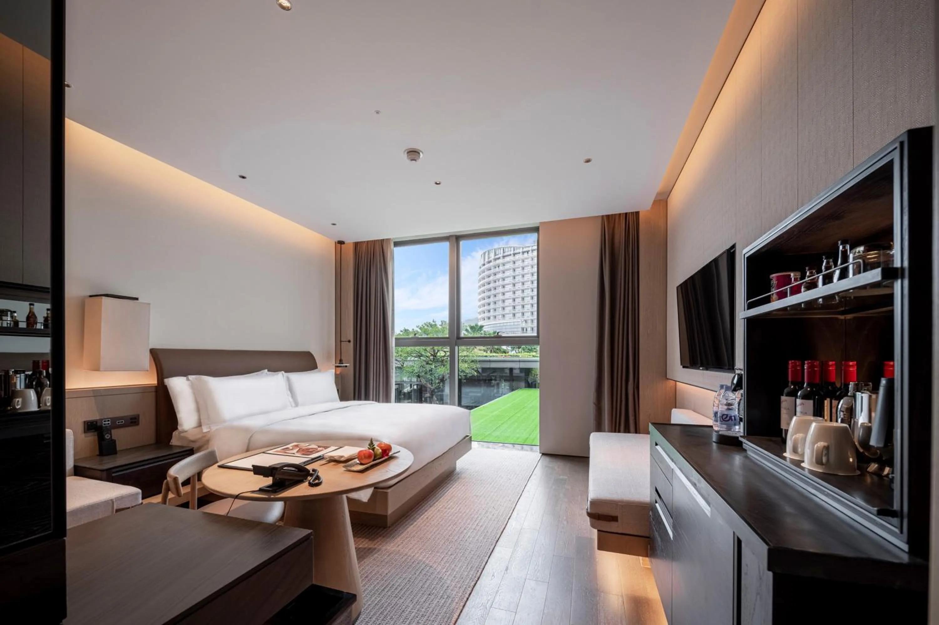 Photo of the whole room, Bed in Intercontinental Shenzhen Dameisha Resort by IHG