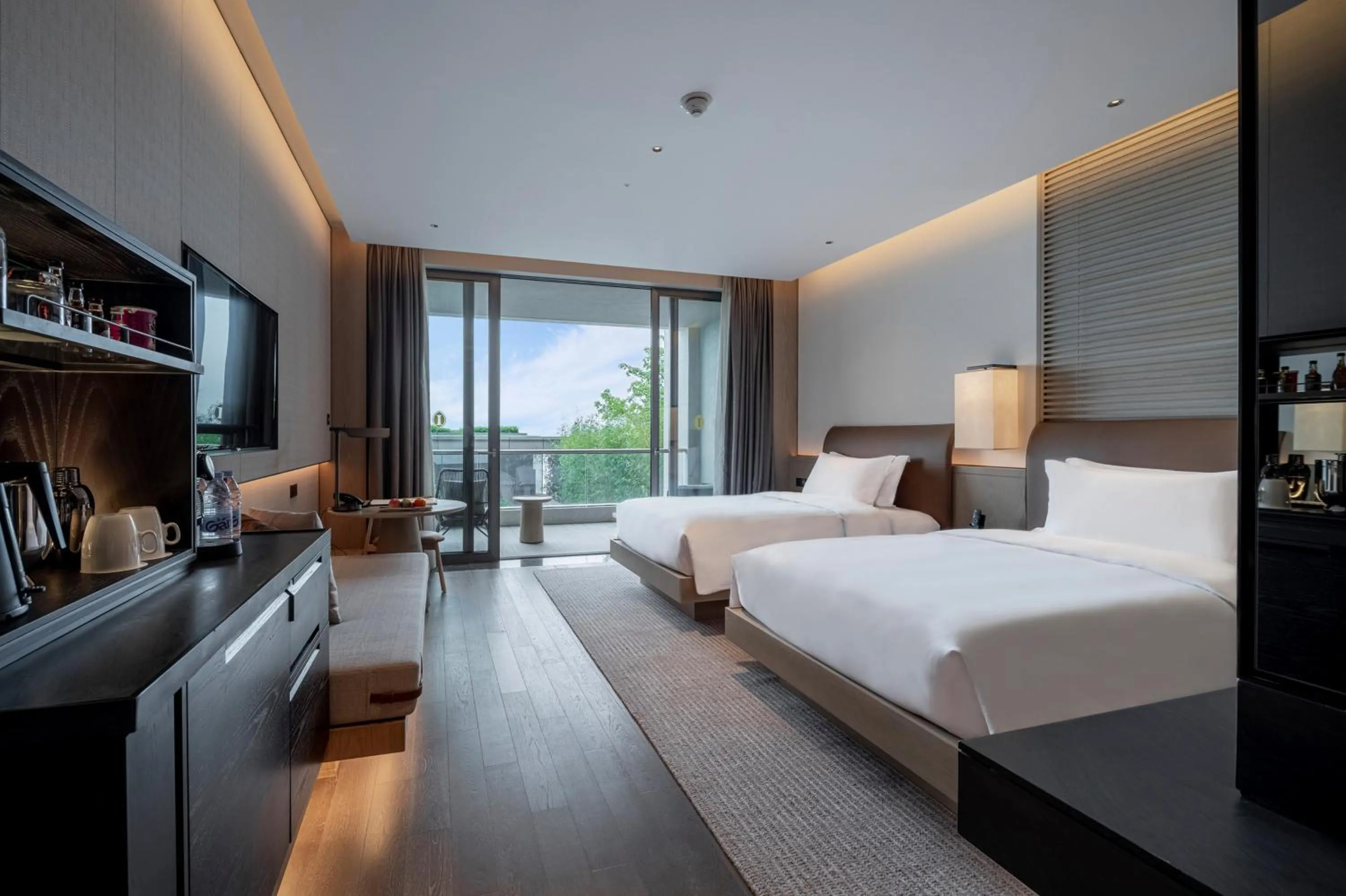 Photo of the whole room, Bed in Intercontinental Shenzhen Dameisha Resort by IHG