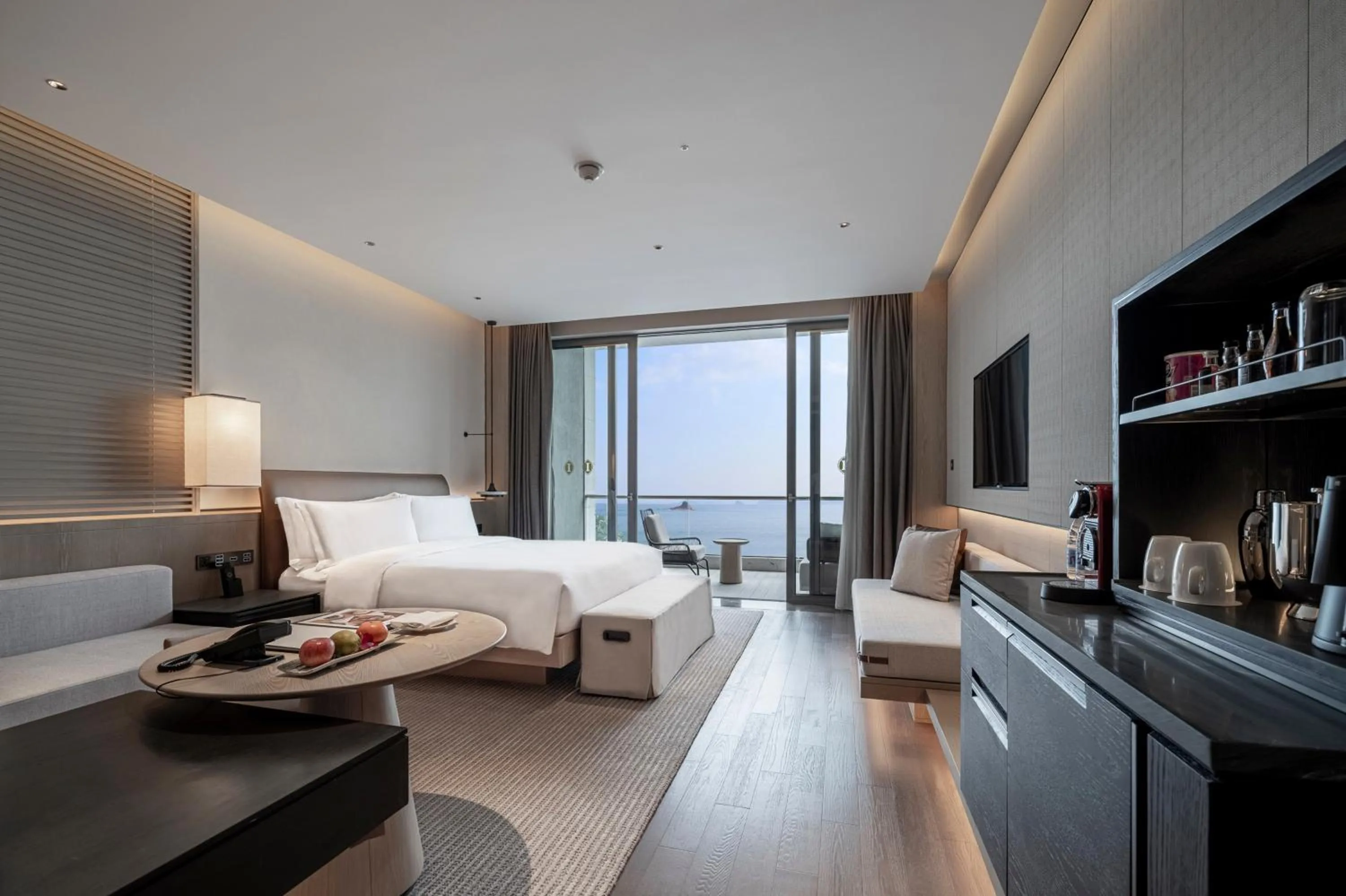 Photo of the whole room, Bed in Intercontinental Shenzhen Dameisha Resort by IHG