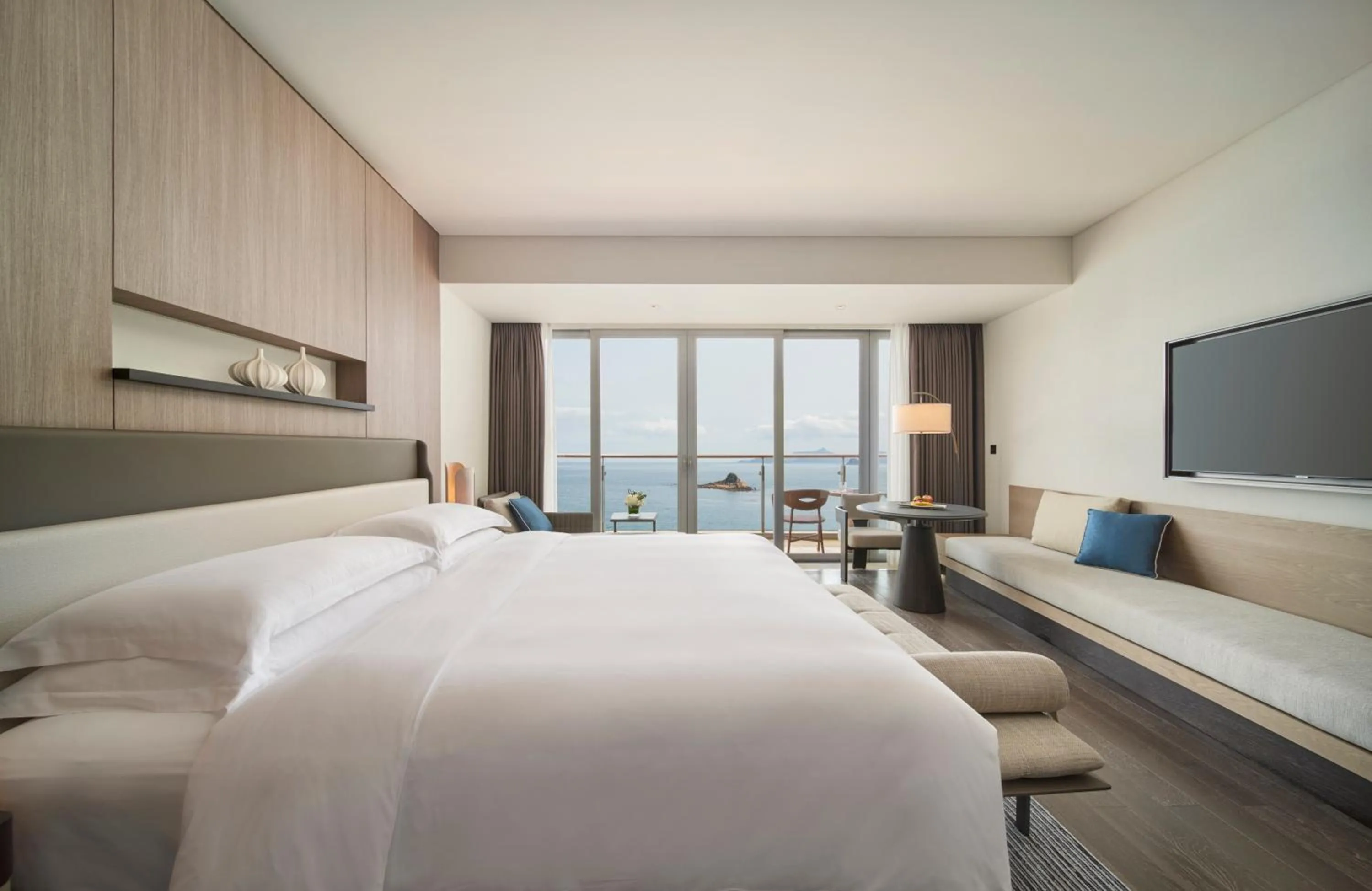 Photo of the whole room, Bed in Intercontinental Shenzhen Dameisha Resort by IHG