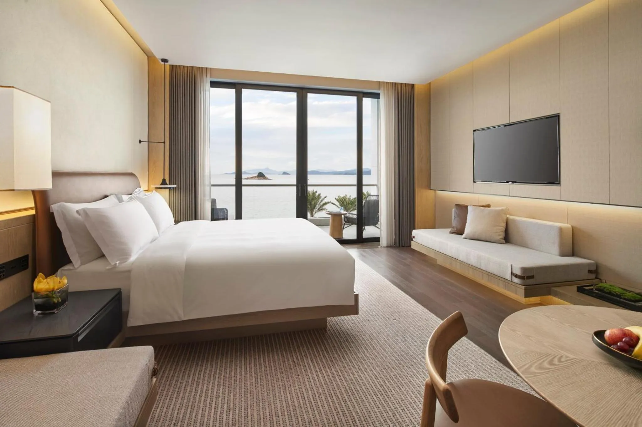 Photo of the whole room, Bed in Intercontinental Shenzhen Dameisha Resort by IHG