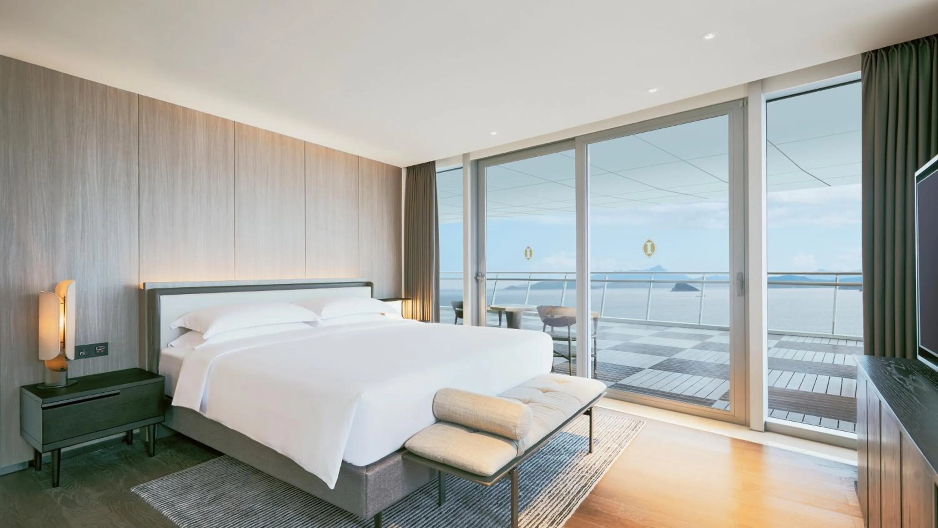 Photo of the whole room, Bed in Intercontinental Shenzhen Dameisha Resort by IHG