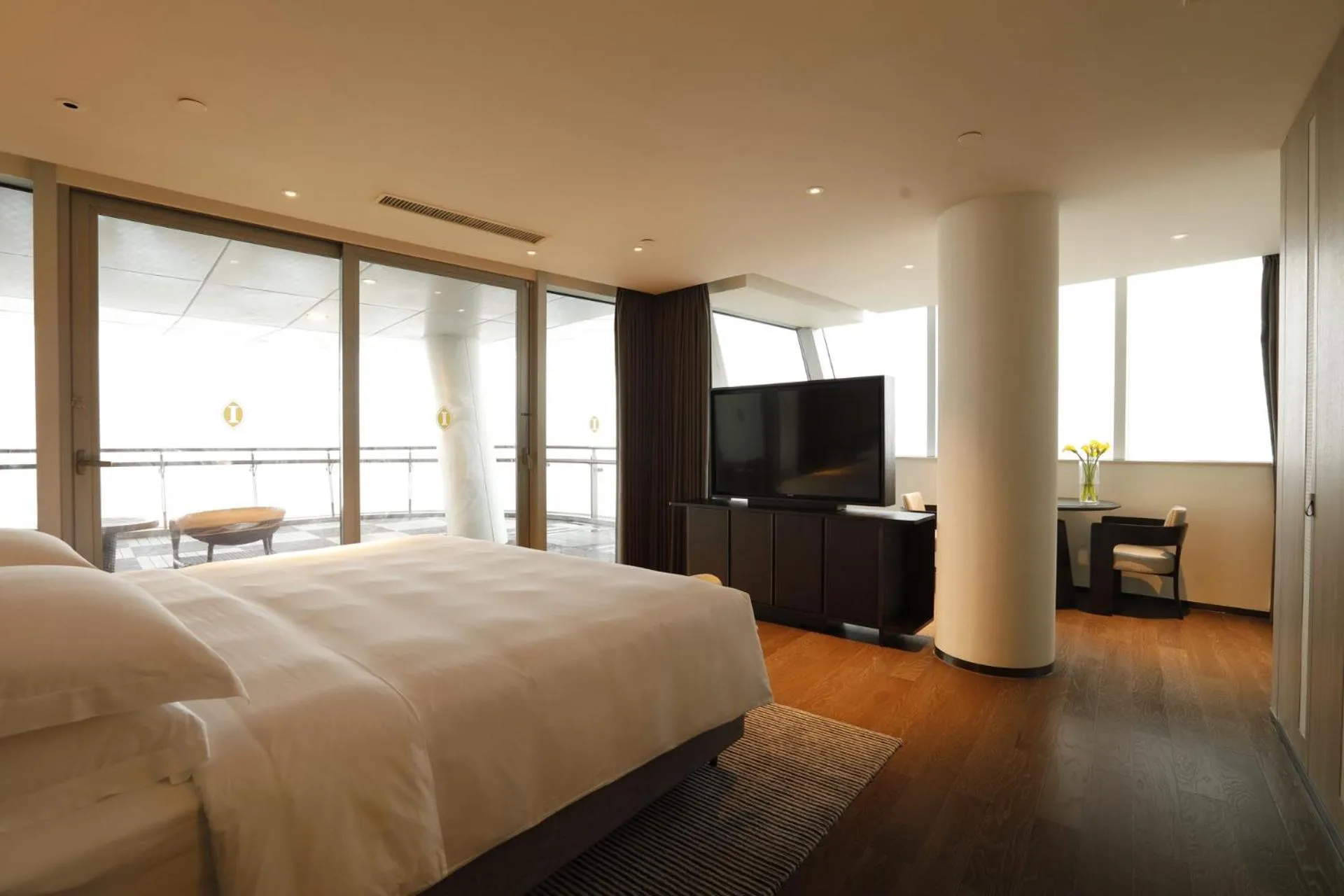 Bed in Intercontinental Shenzhen Dameisha Resort by IHG