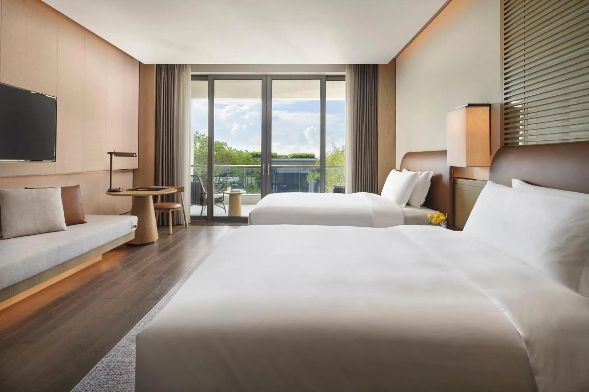 Photo of the whole room, Bed in Intercontinental Shenzhen Dameisha Resort by IHG