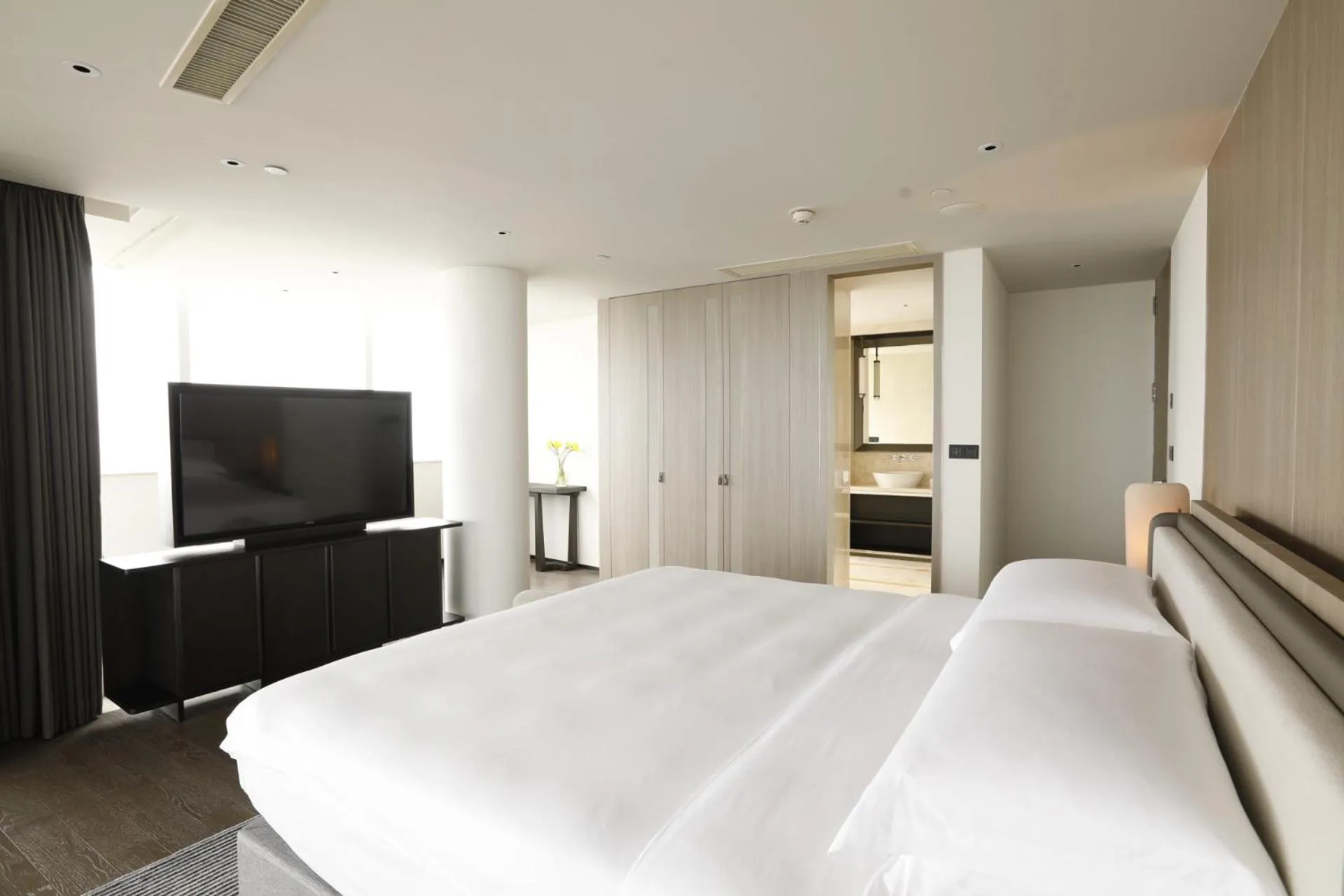 Bed in Intercontinental Shenzhen Dameisha Resort by IHG