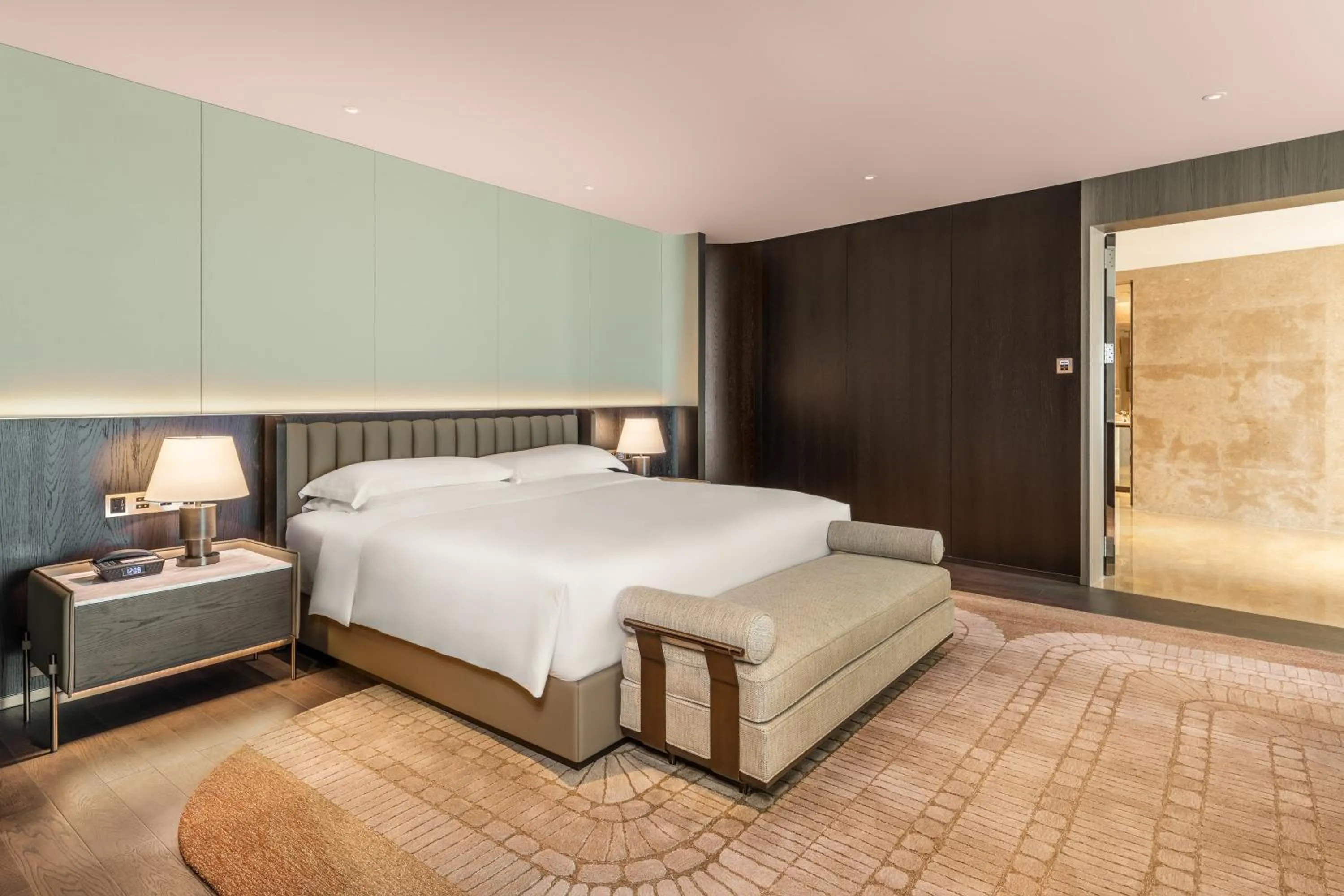 Photo of the whole room, Bed in Intercontinental Shenzhen Dameisha Resort by IHG