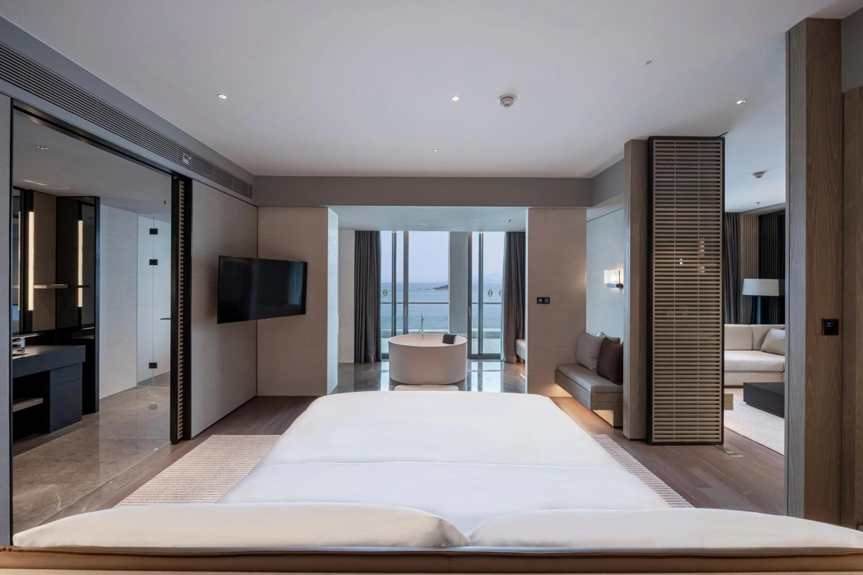 Photo of the whole room, Bed in Intercontinental Shenzhen Dameisha Resort by IHG