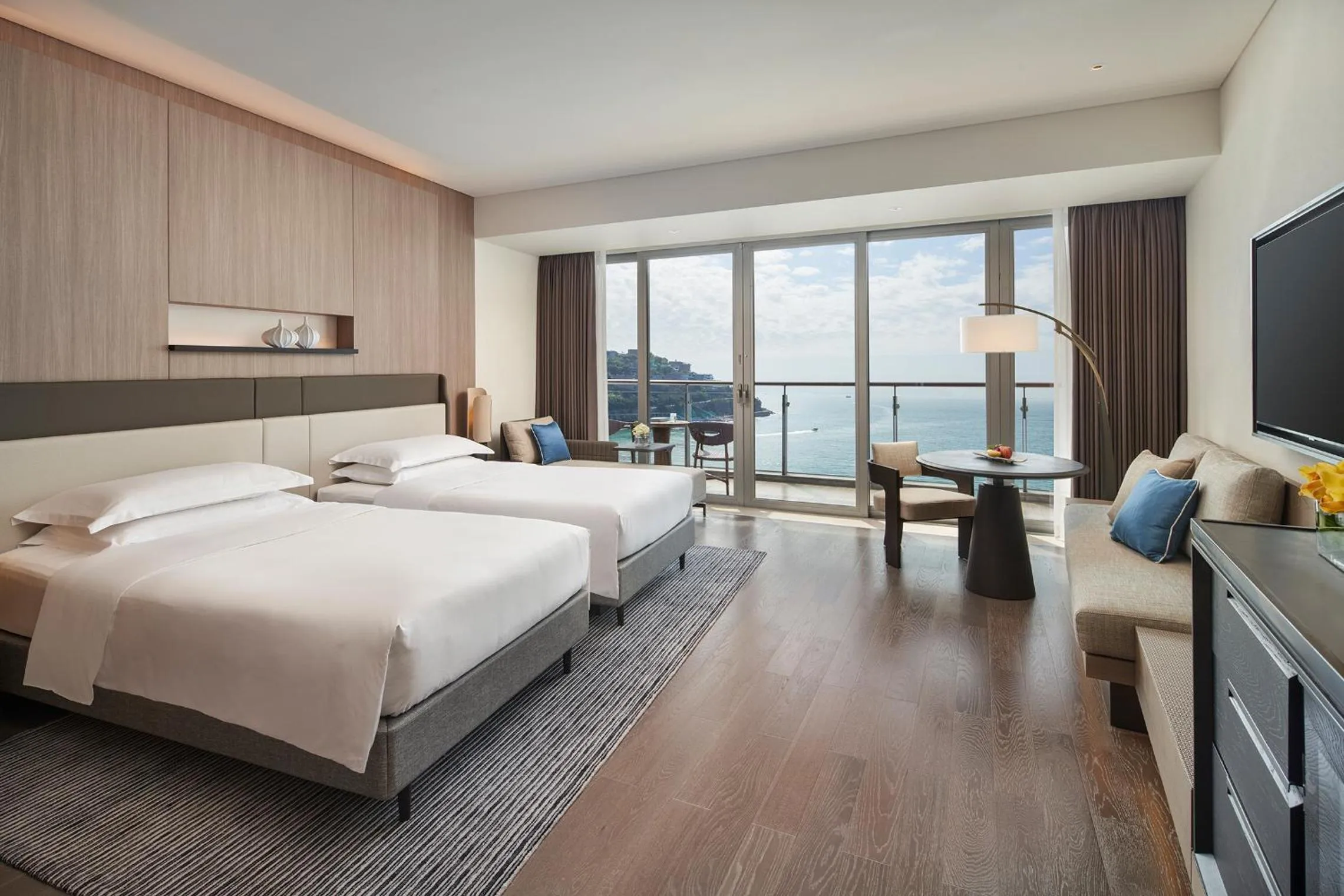 Bed in Intercontinental Shenzhen Dameisha Resort by IHG