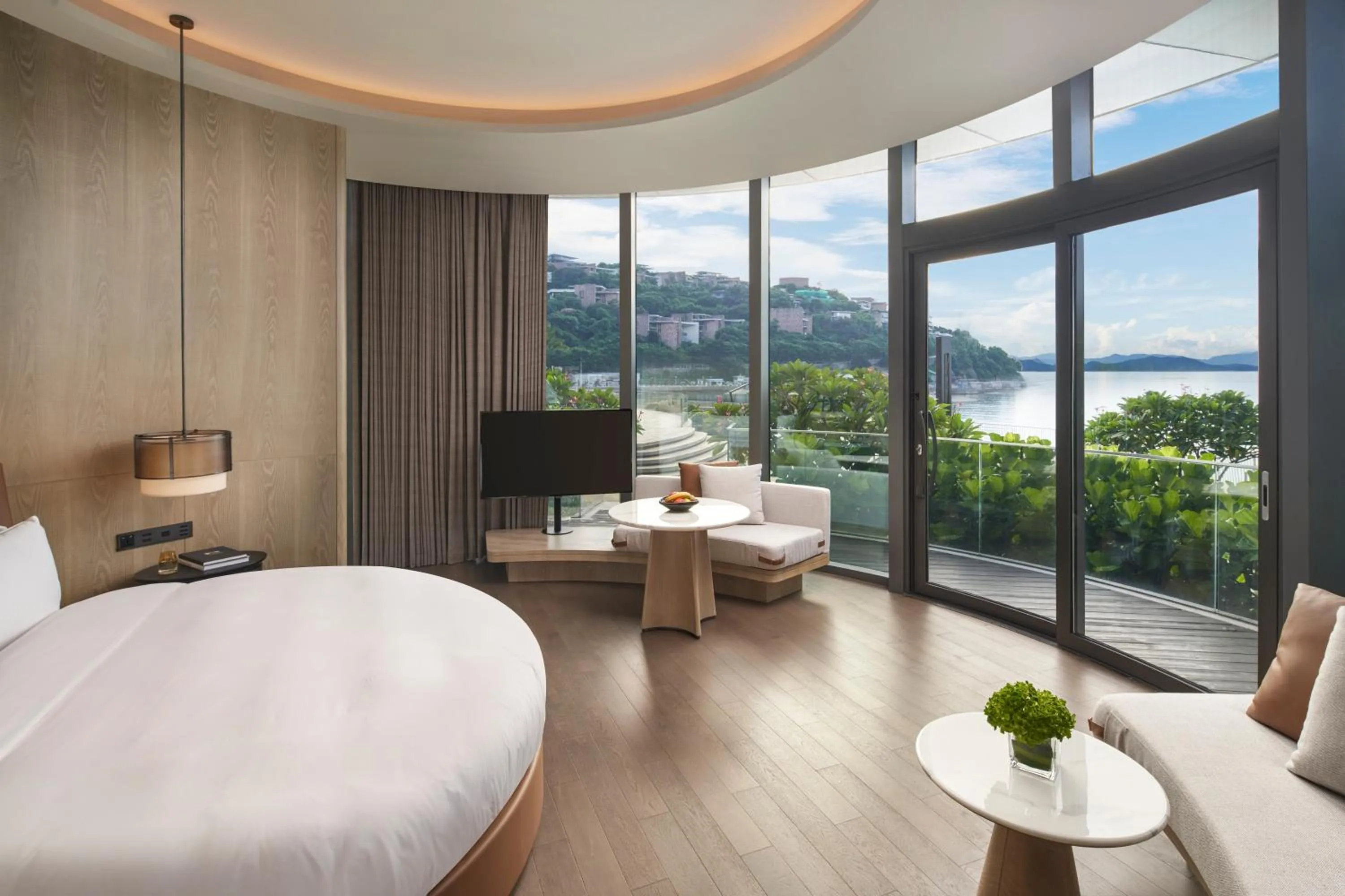 Photo of the whole room, Bed in Intercontinental Shenzhen Dameisha Resort by IHG