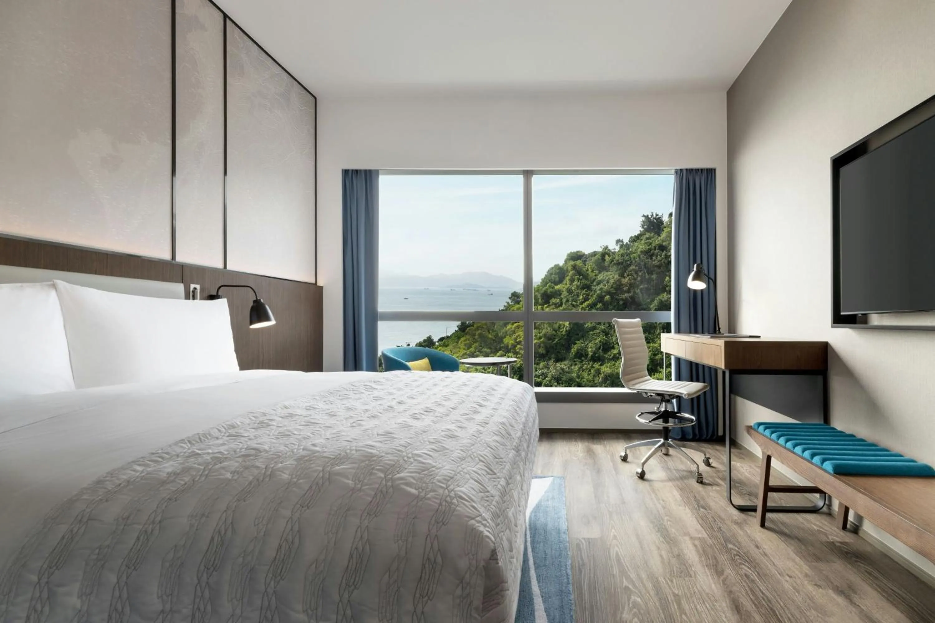 Photo of the whole room, Bed in Le Méridien Hong Kong, Cyberport