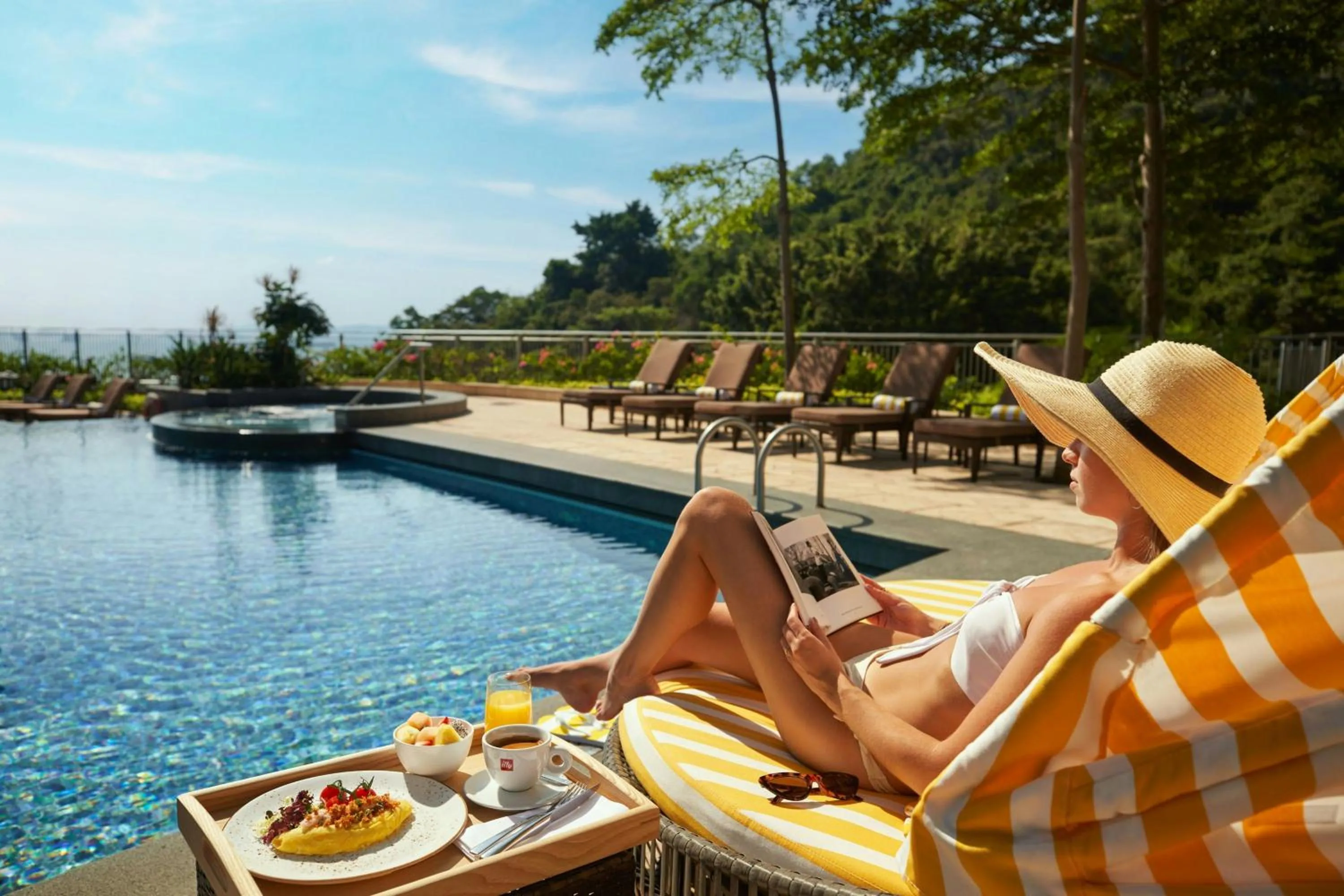 Swimming pool in Le Méridien Hong Kong, Cyberport