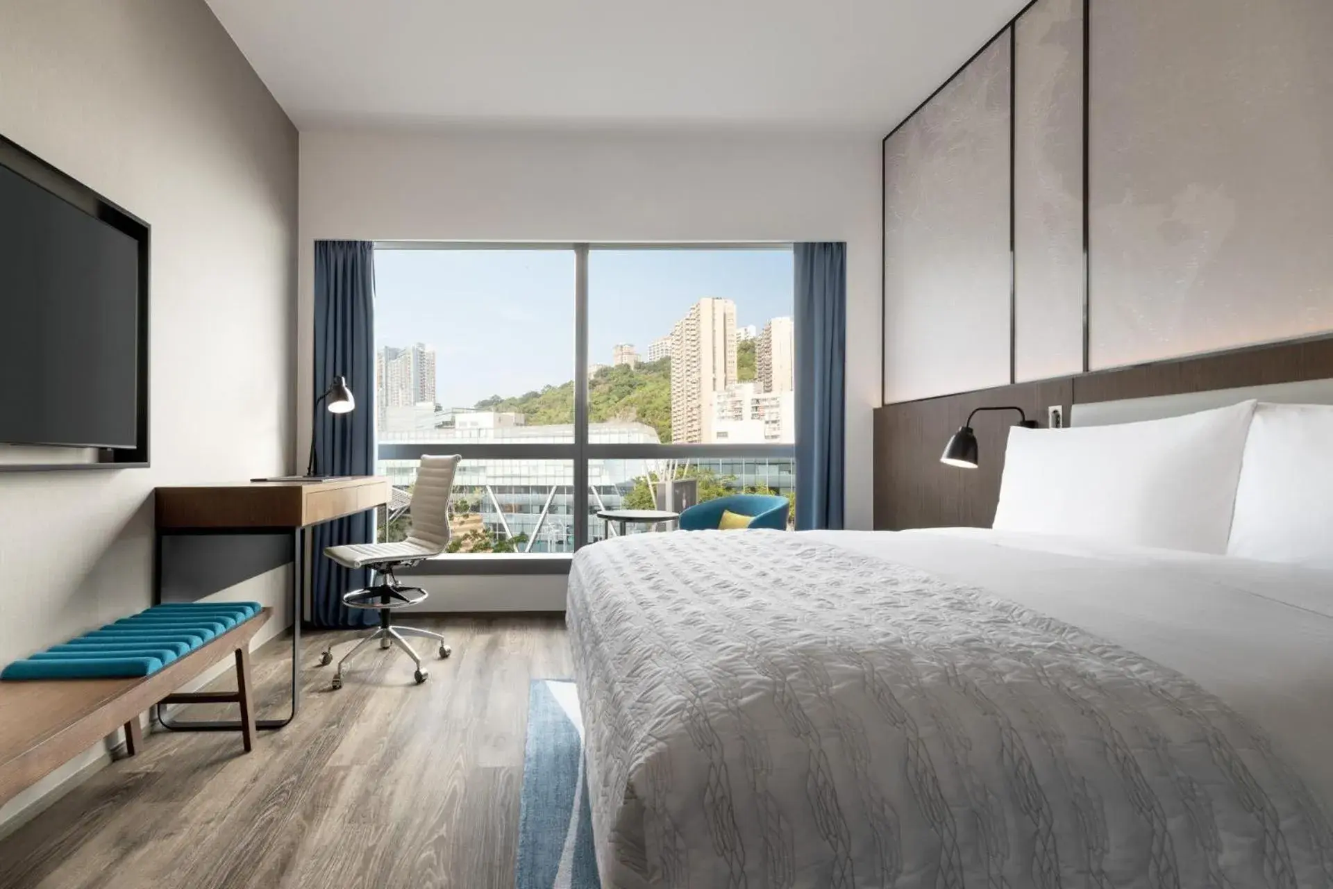 Family room with 1 King and 2 Twin Beds in Le Méridien Hong Kong, Cyberport Family room with 1 King and 2 Twin Beds in Le Méridien Hong Kong, Cyberport