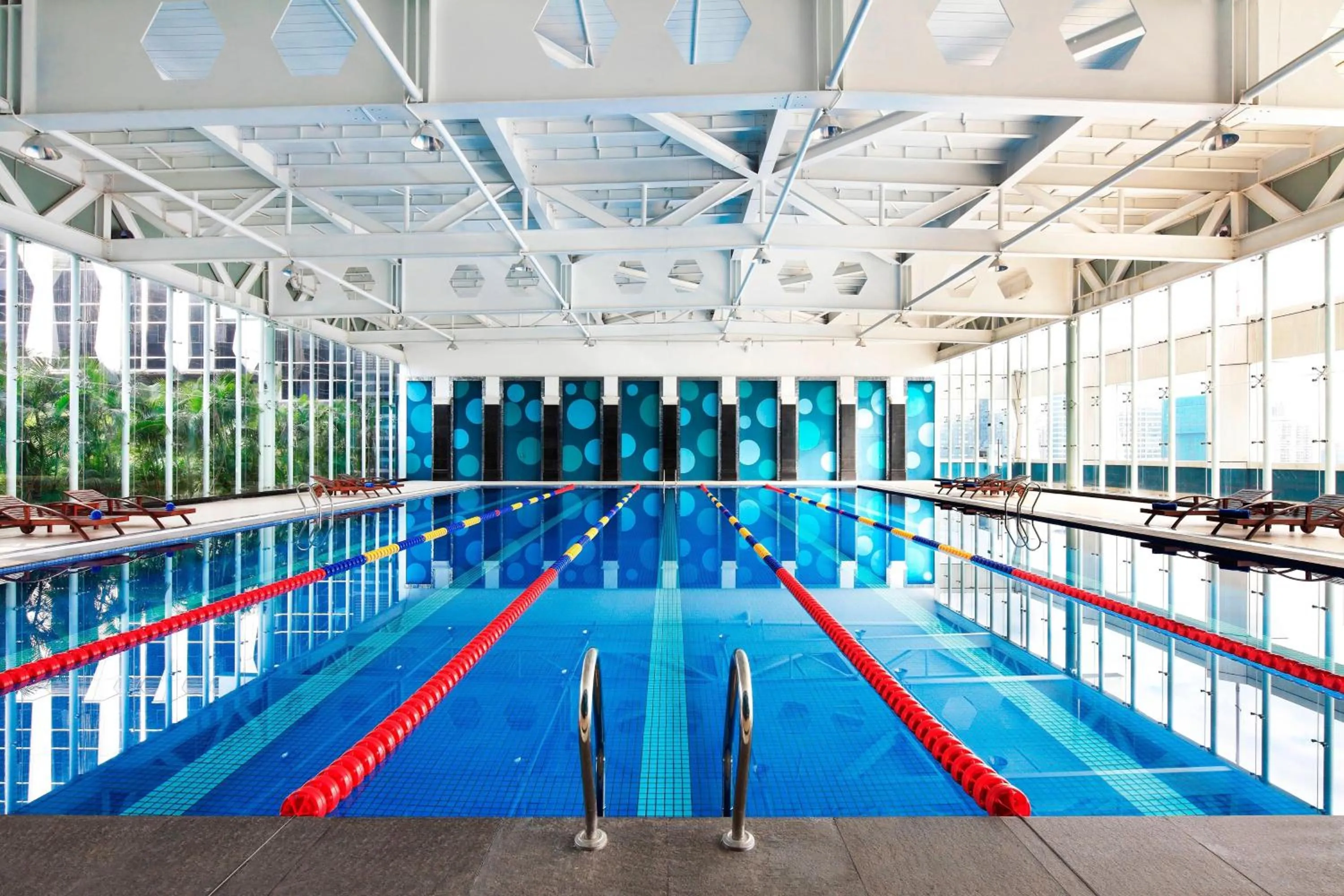 Swimming pool in Sheraton Shenzhen Futian Hotel