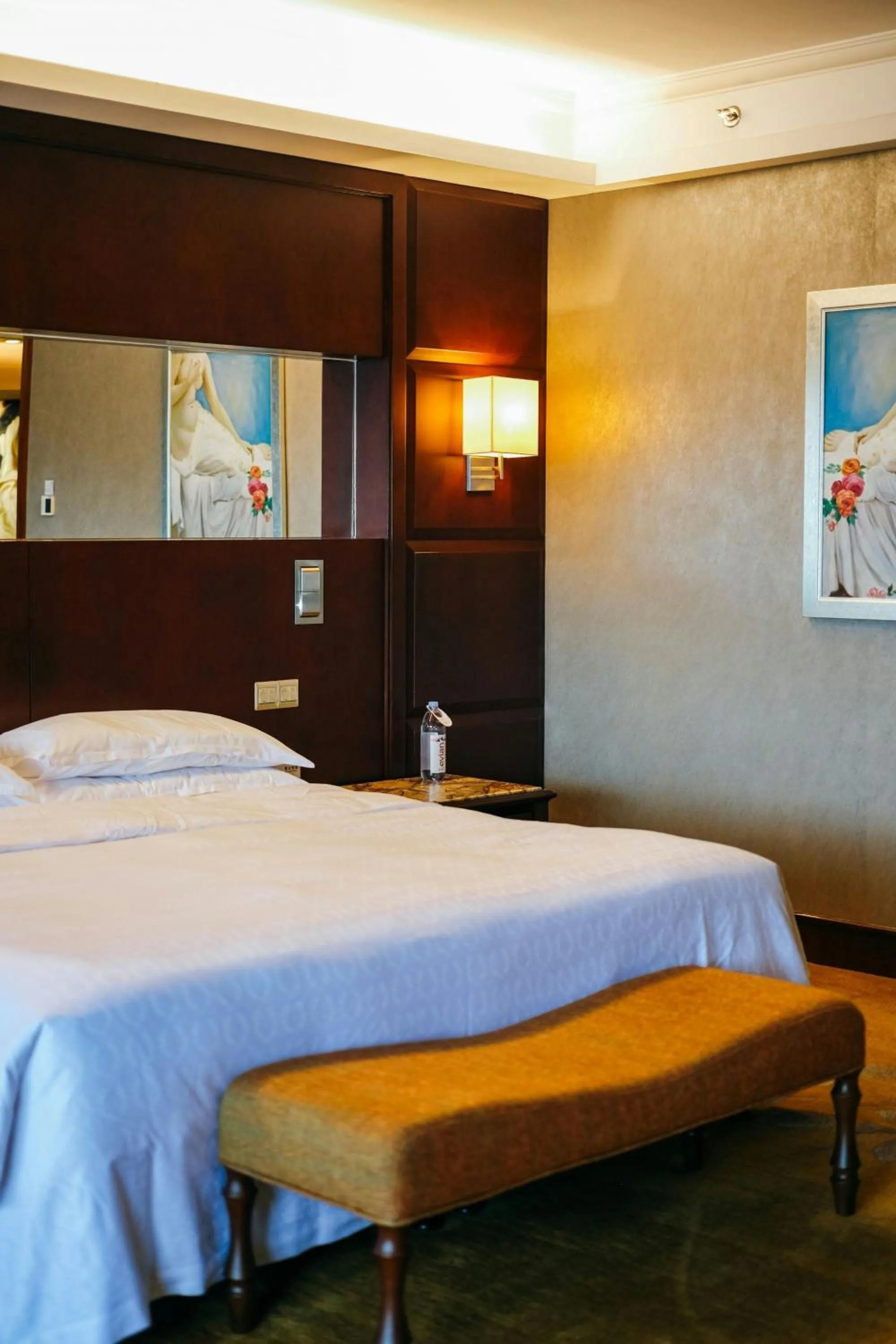 Photo of the whole room, Bed in Sheraton Shenzhen Futian Hotel