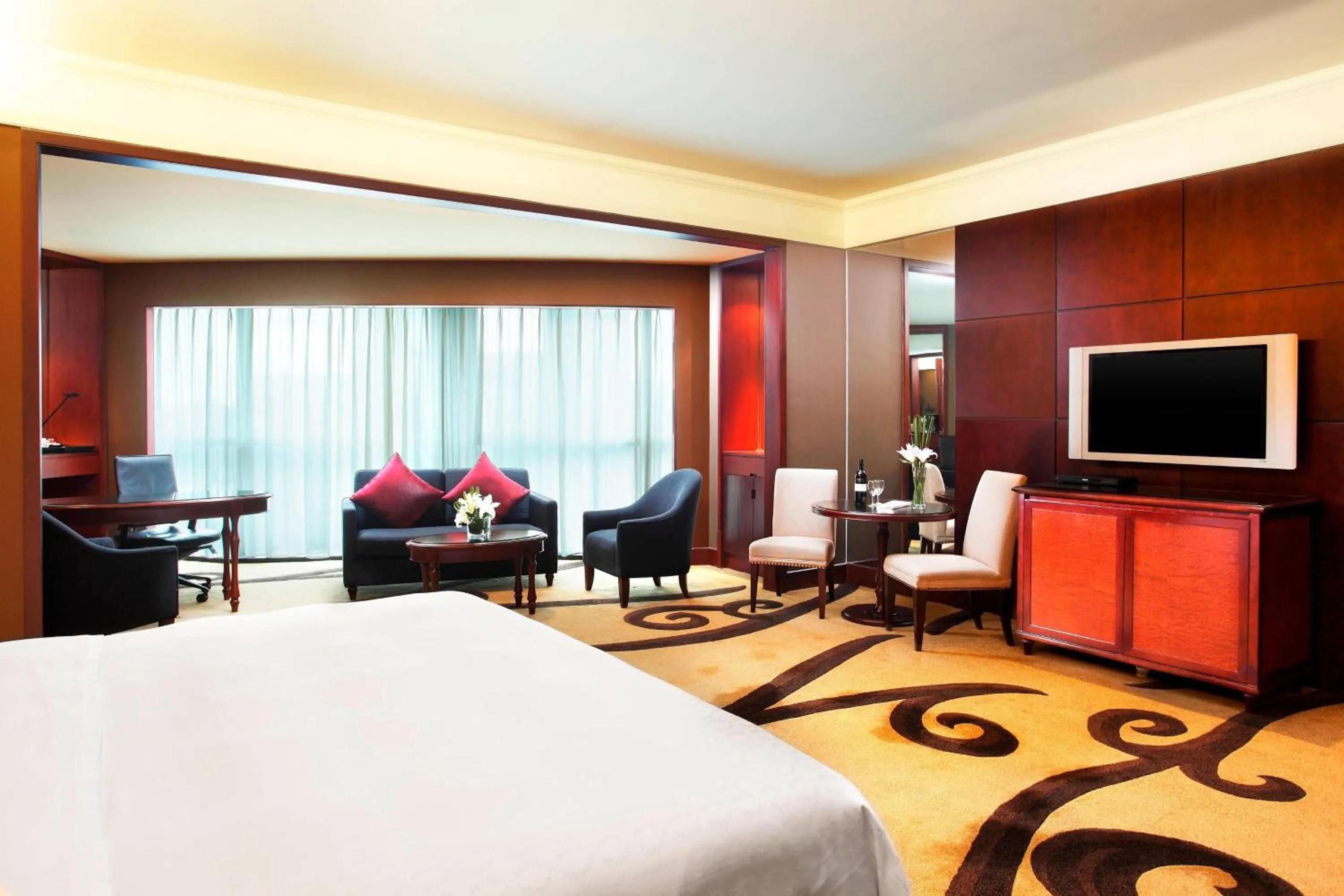 Photo of the whole room, Bed in Sheraton Shenzhen Futian Hotel