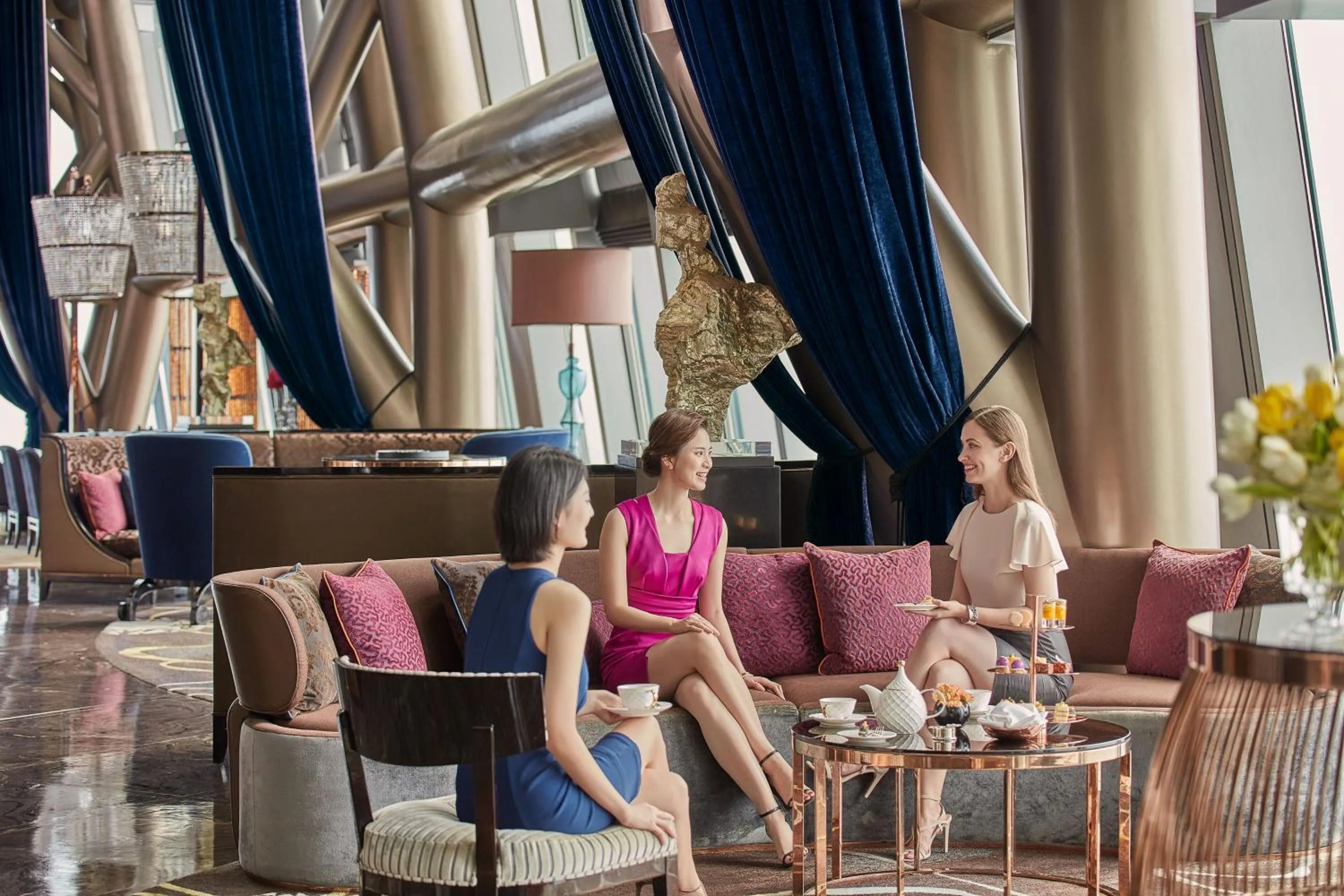 Lounge or bar in The St. Regis Shenzhen