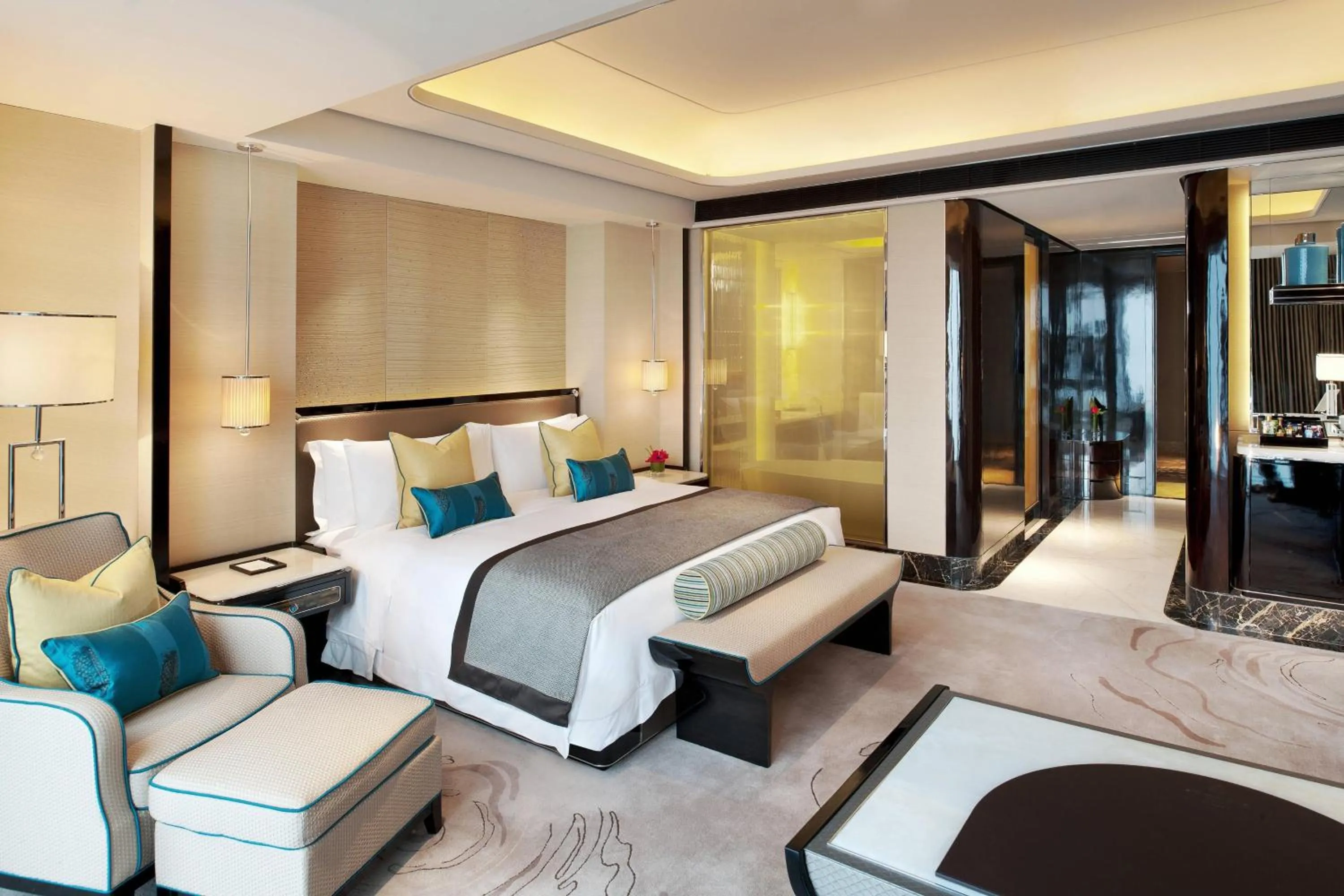 Photo of the whole room, Bed in The St. Regis Shenzhen