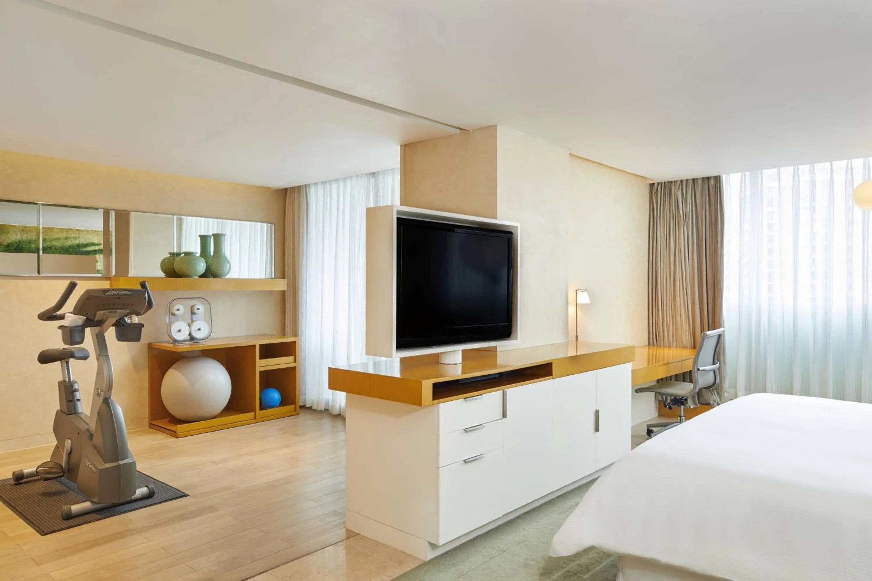 Photo of the whole room, Bed in The Westin Shenzhen Nanshan