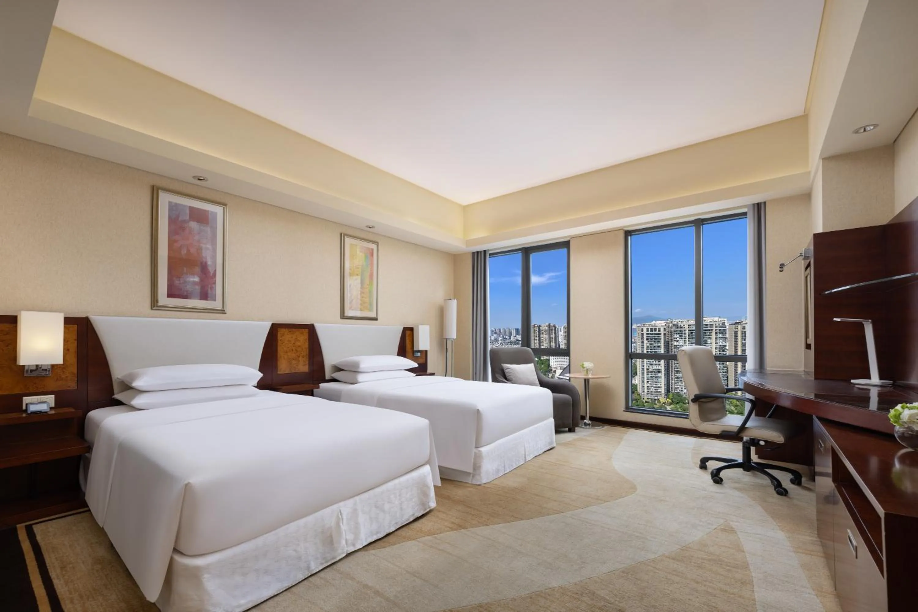 Photo of the whole room, Bed in Sheraton Wenzhou Hotel