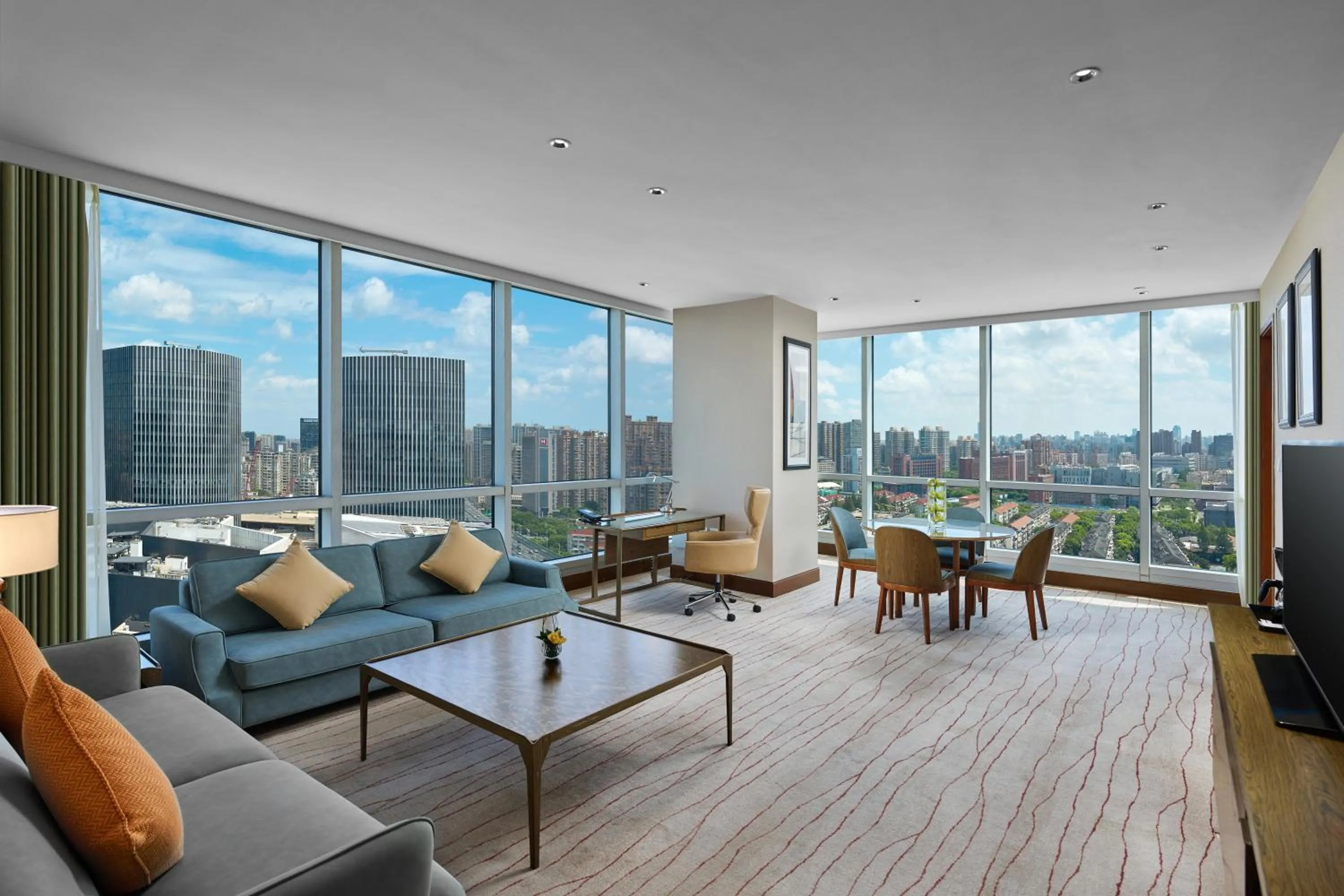 Living room in Four Points by Sheraton Shanghai, Daning